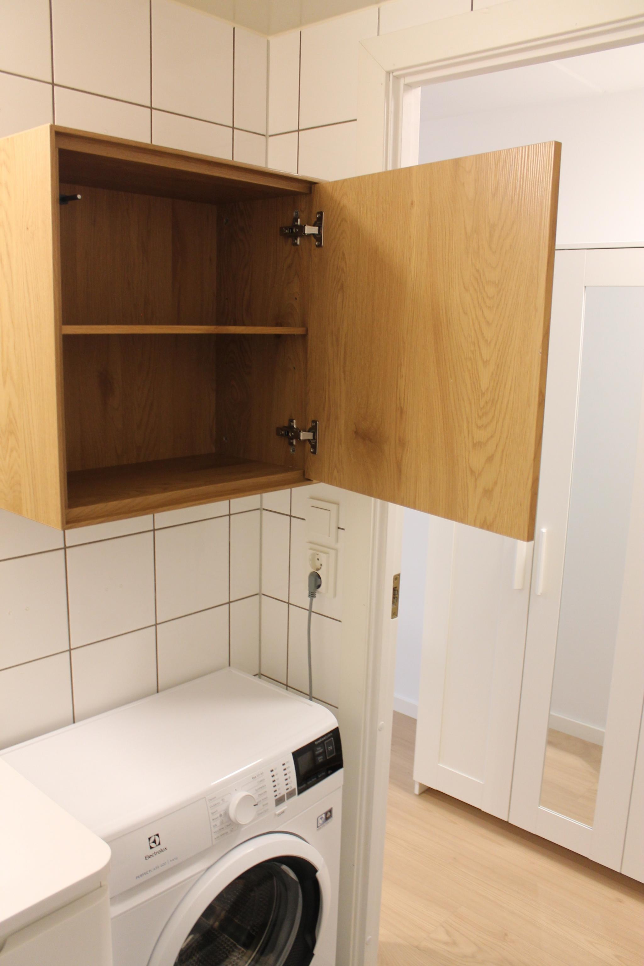 Romslig veggskap på bad