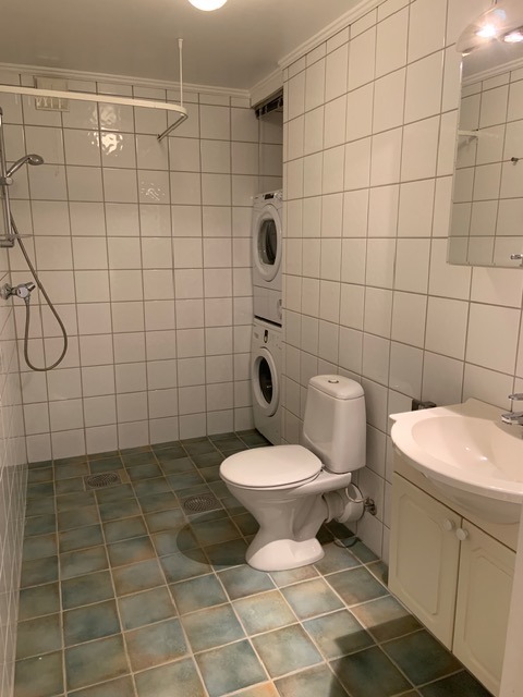 Bad med vaskemaksin og tørketrommel