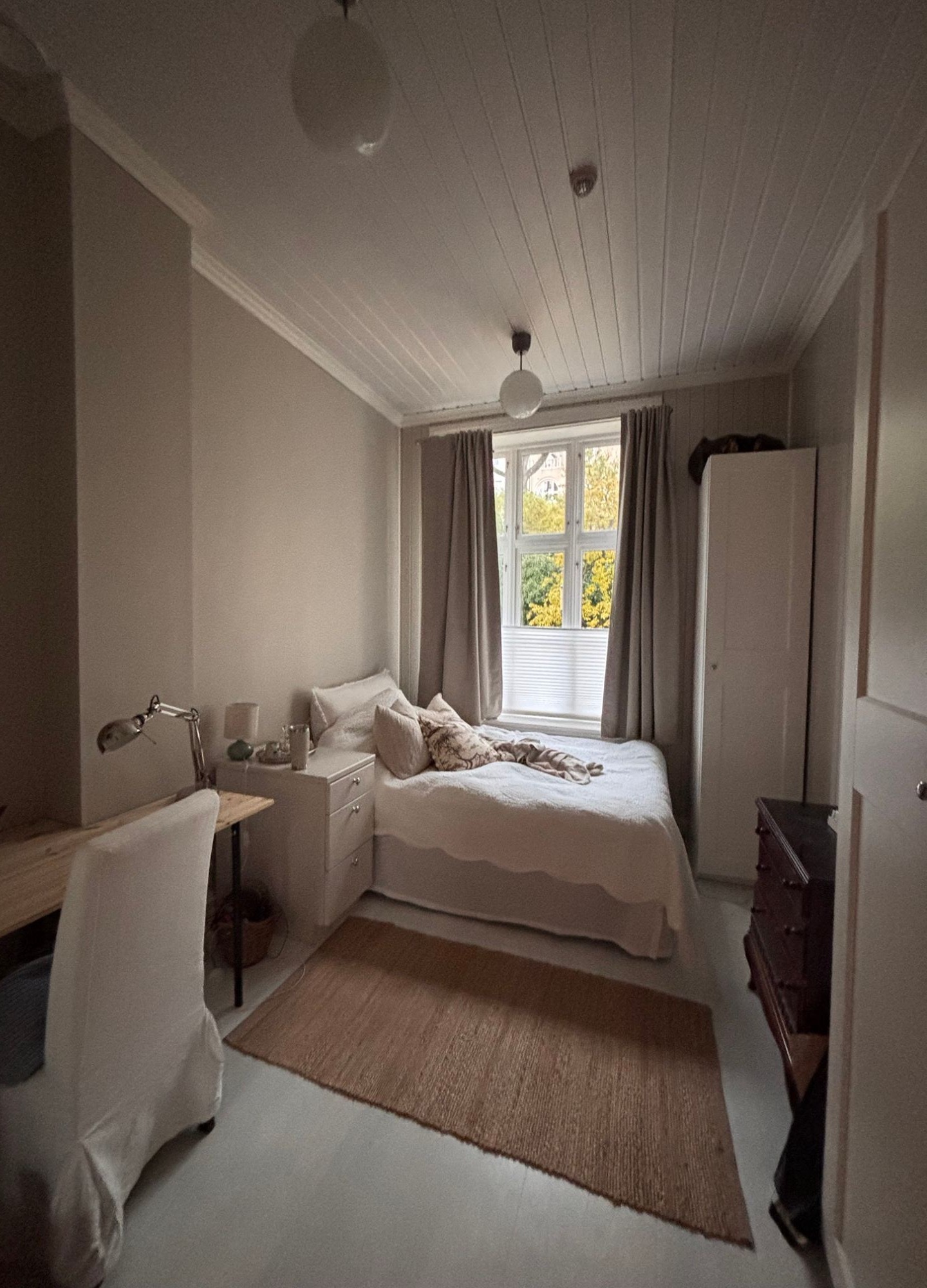 Soverom med vindu mot bakgården