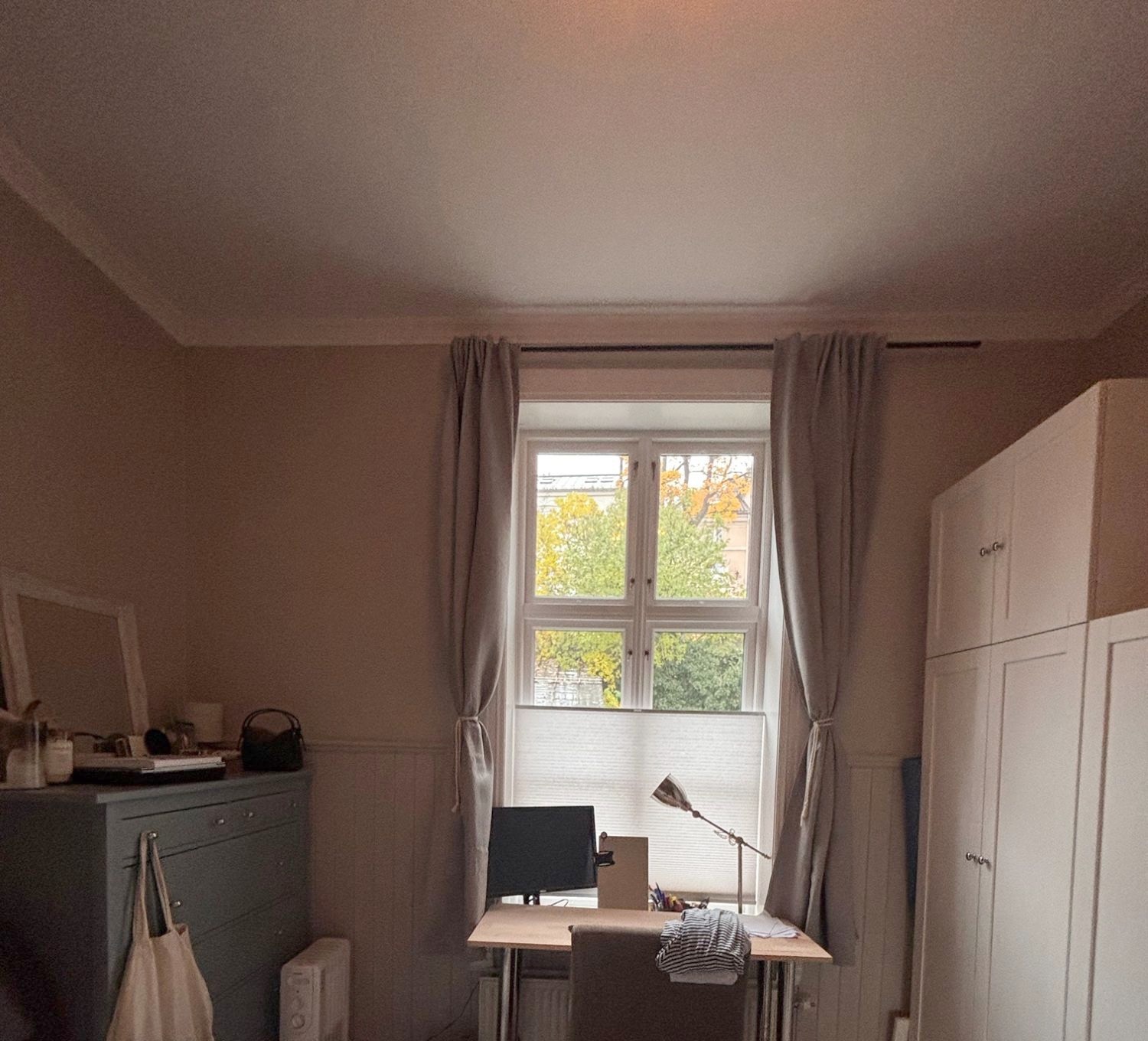 Soverom med god plass til garderobe og arbeidsplass