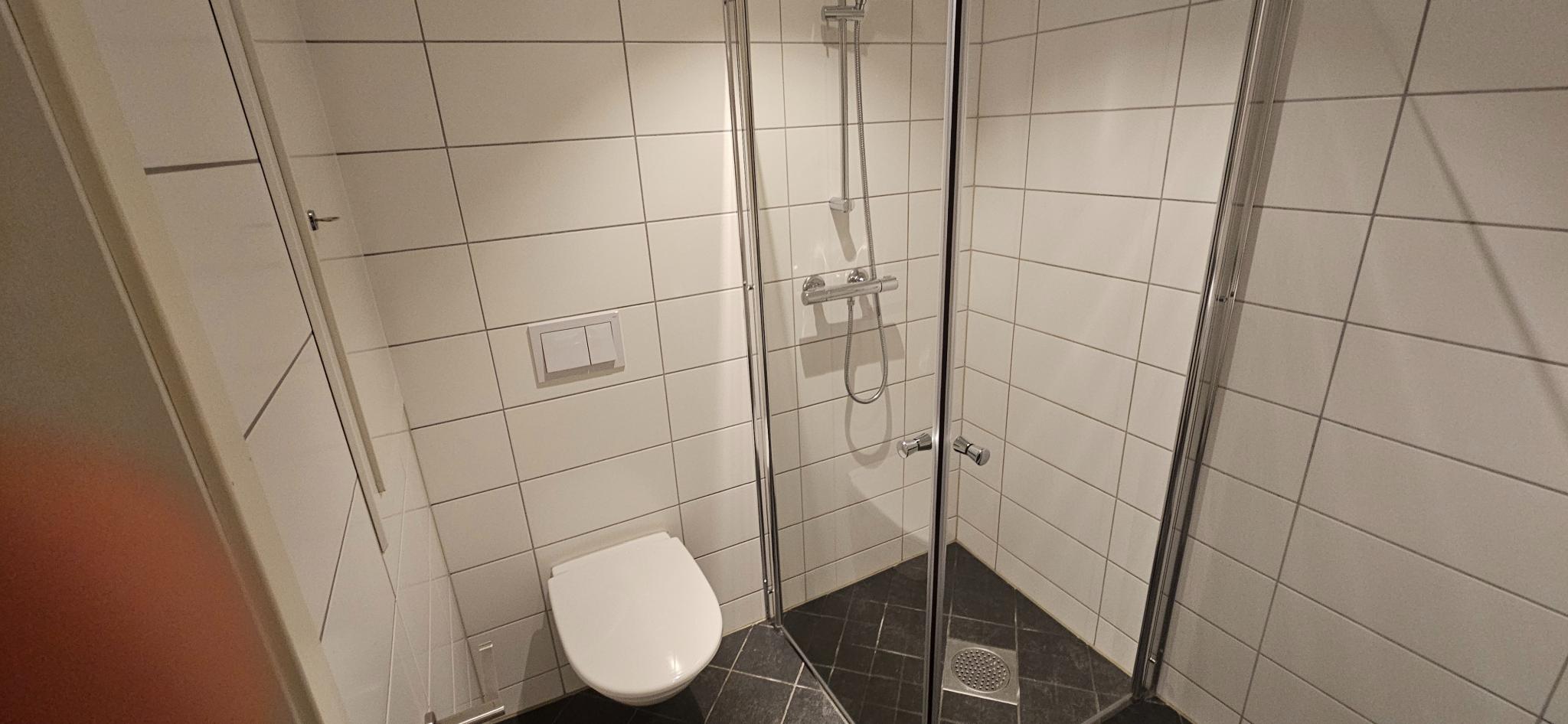 Badet/toalett (2/2)