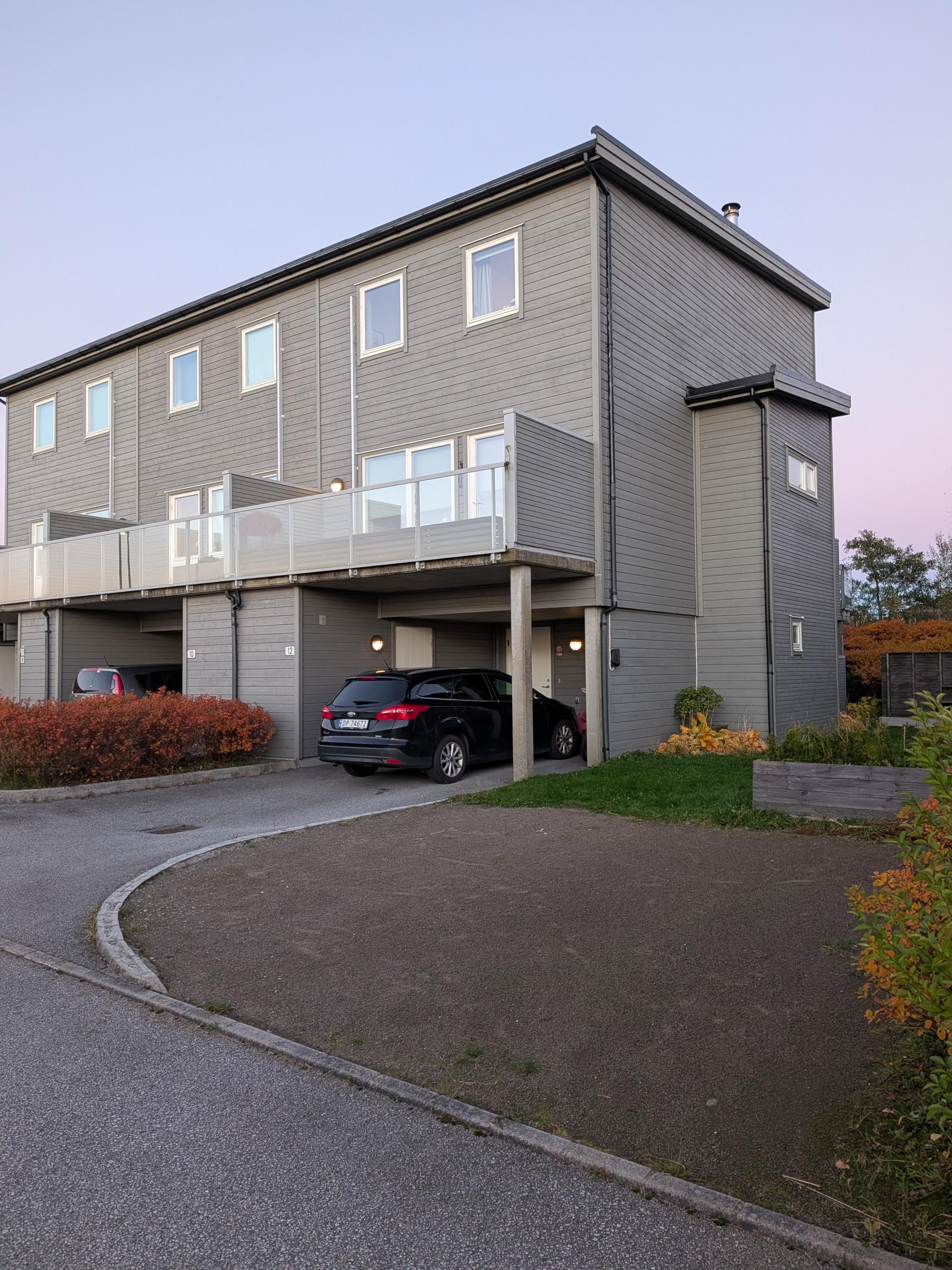 Man kan parkere 4 biler på husets tomt. 