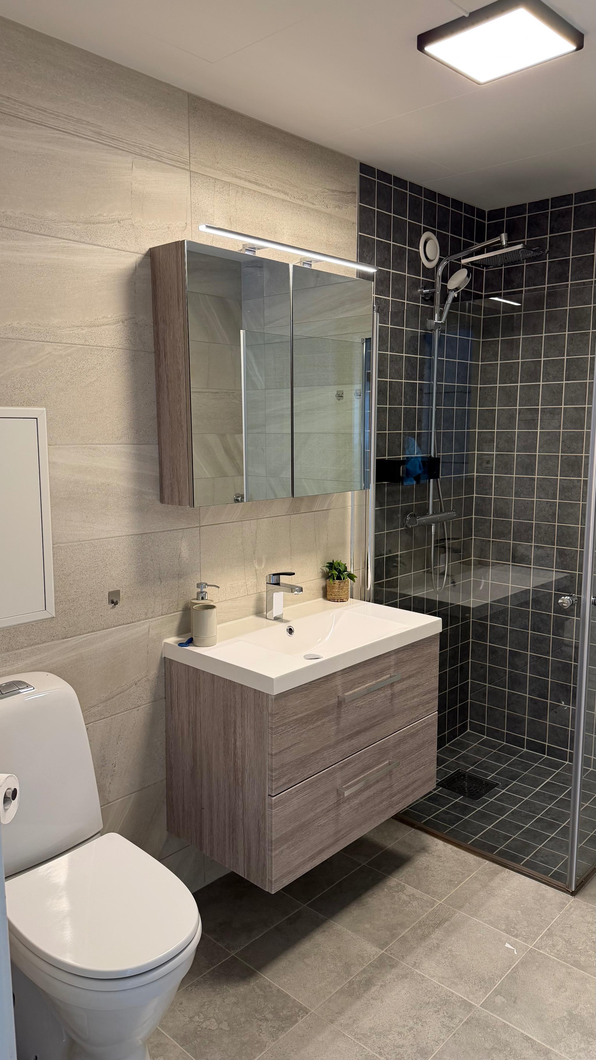 Bad, med plass til en vaskemaskin òg tørketrommel 