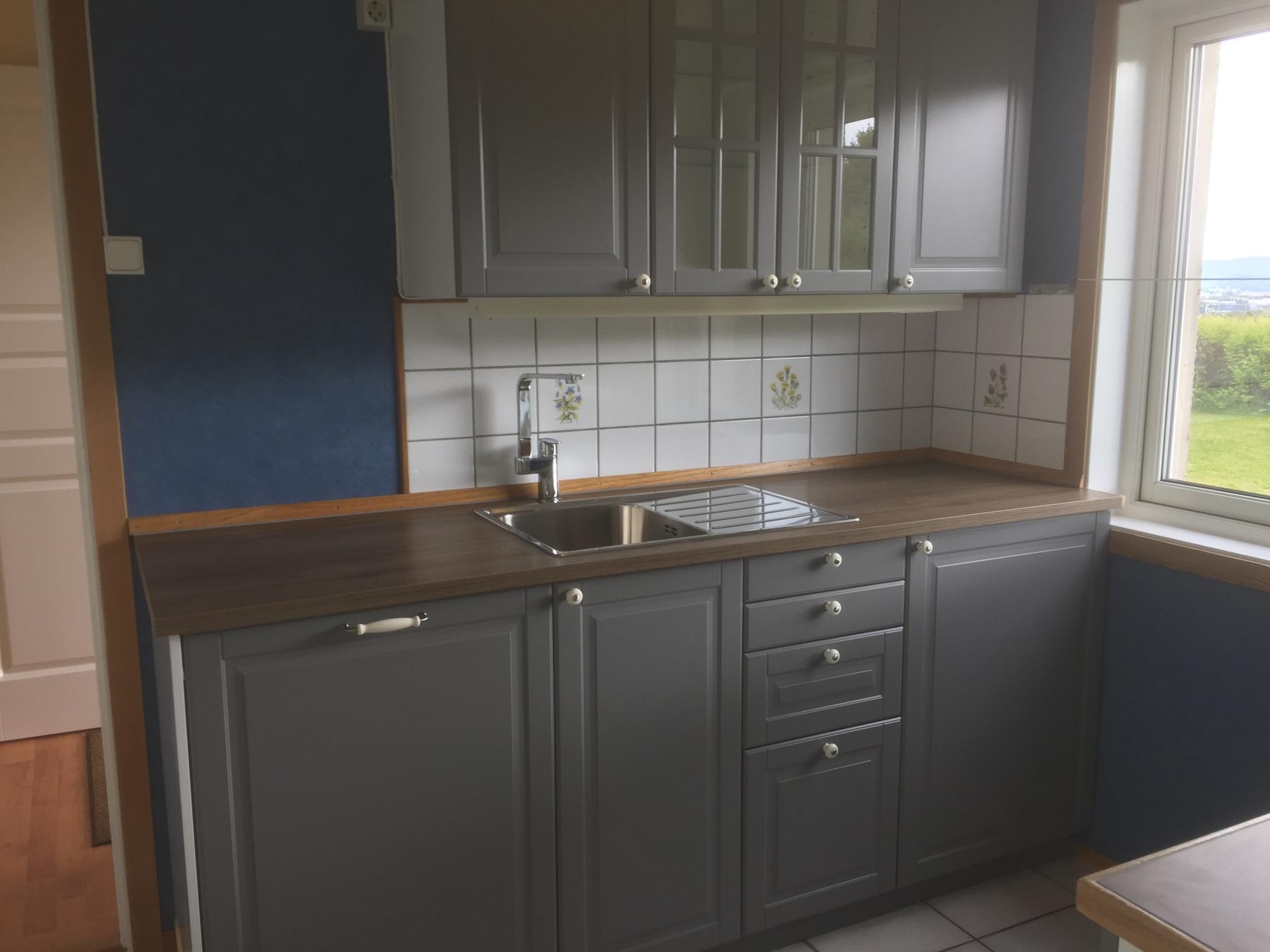 Kjøkken med oppvaskmaskin, kjøleskap og ny komfyr