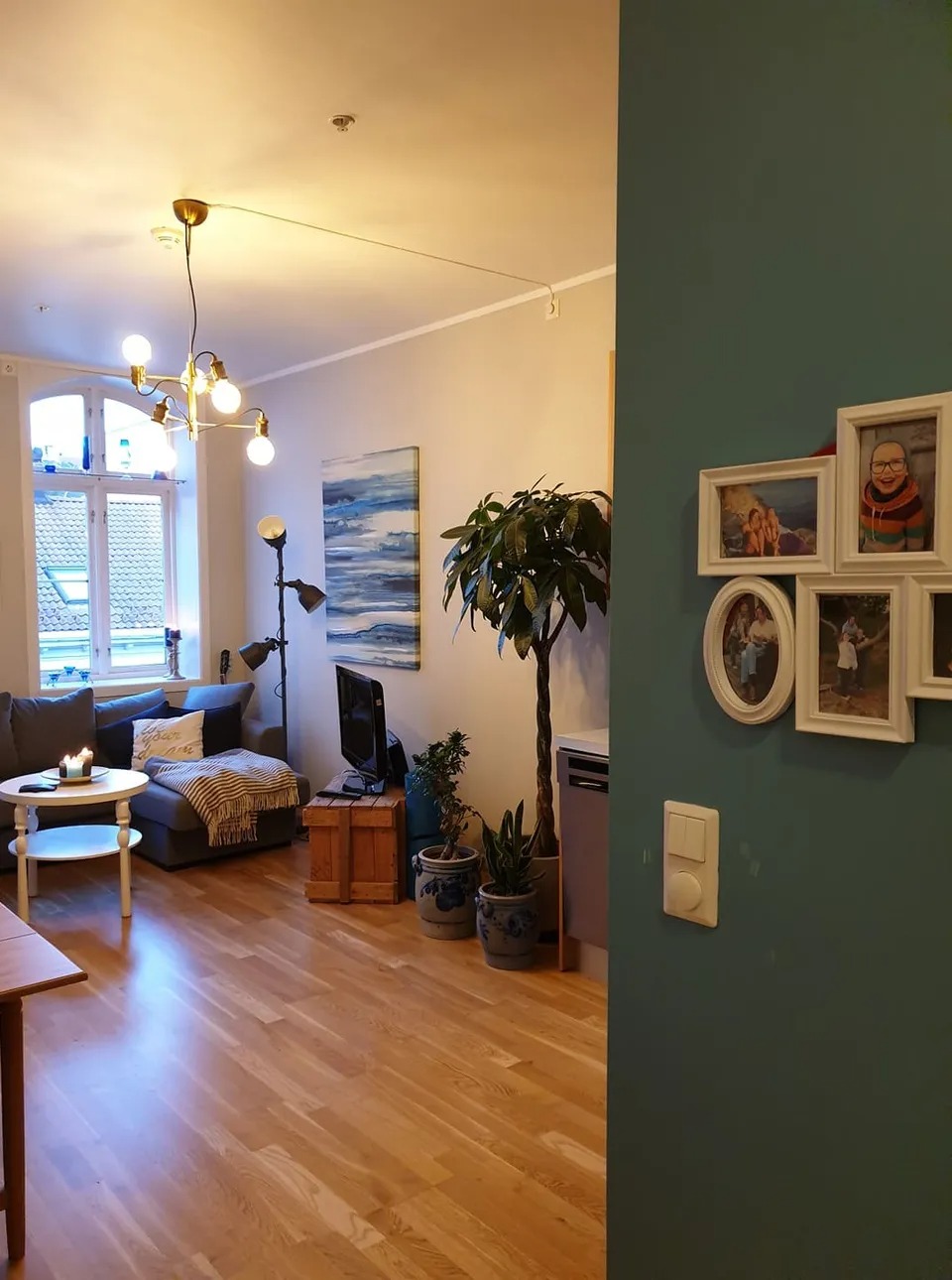 Bildet er tatt fra entreen inn mot stuen. Her er det god takhøyde og to store vinduer som slipper inn godt med lys. 