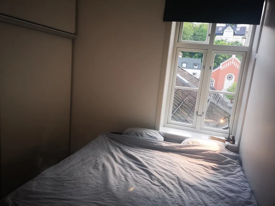 Soverom med stor dobbeltseng, og Stadsbygd garderobeskap som går fra vegg til vegg/gulv til tak med "loftsplass".