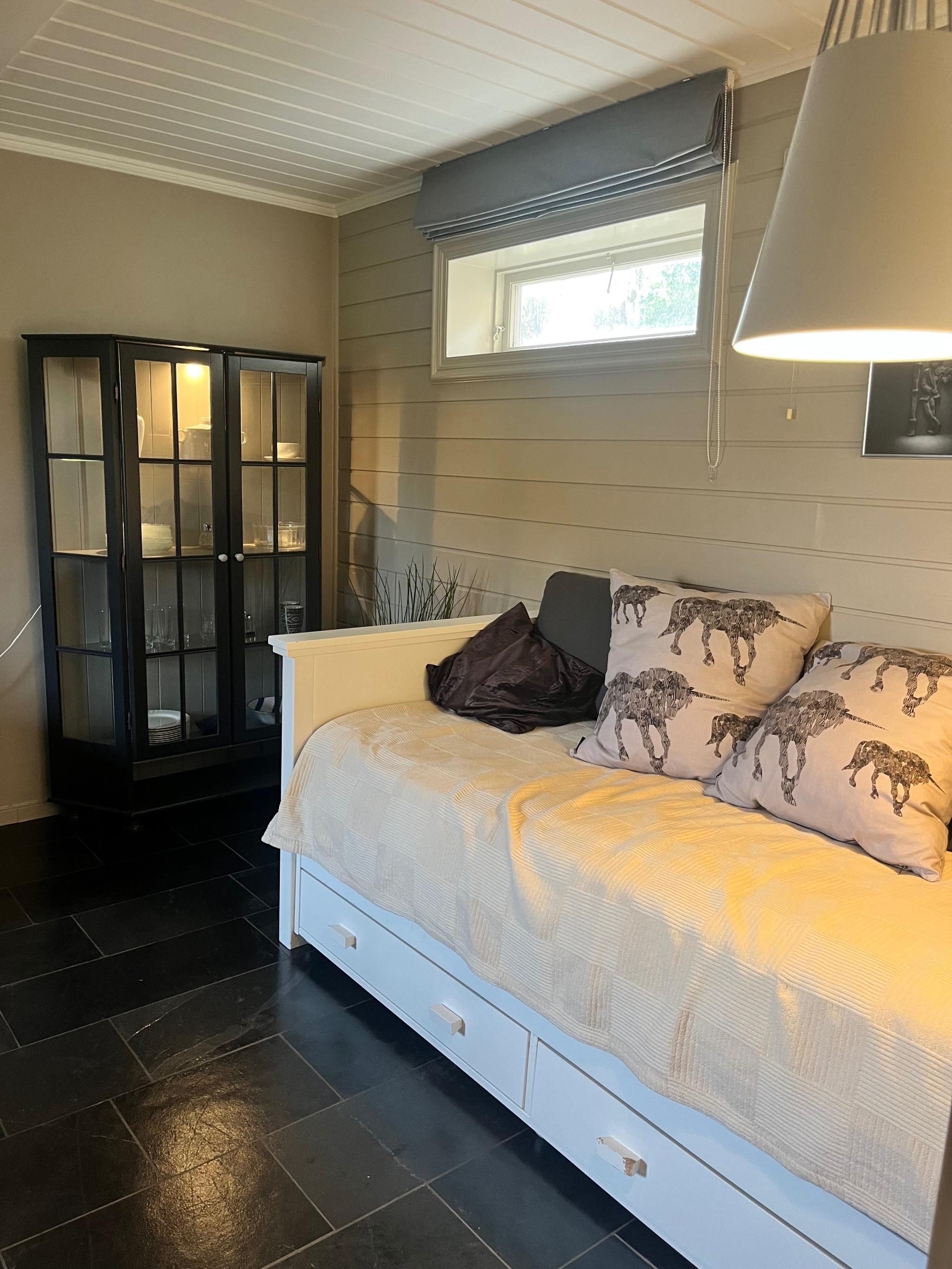 Daybed som er mulig å trekke ut slik at det blir overnattingsmuligheter for to