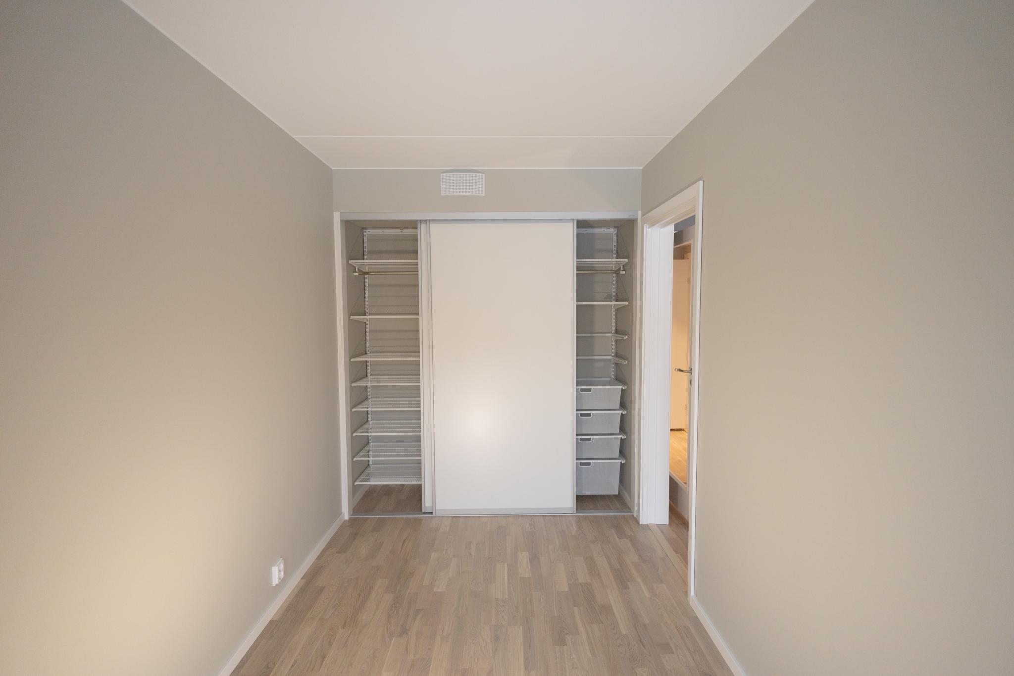 Soverom med fastmontert skapløsning