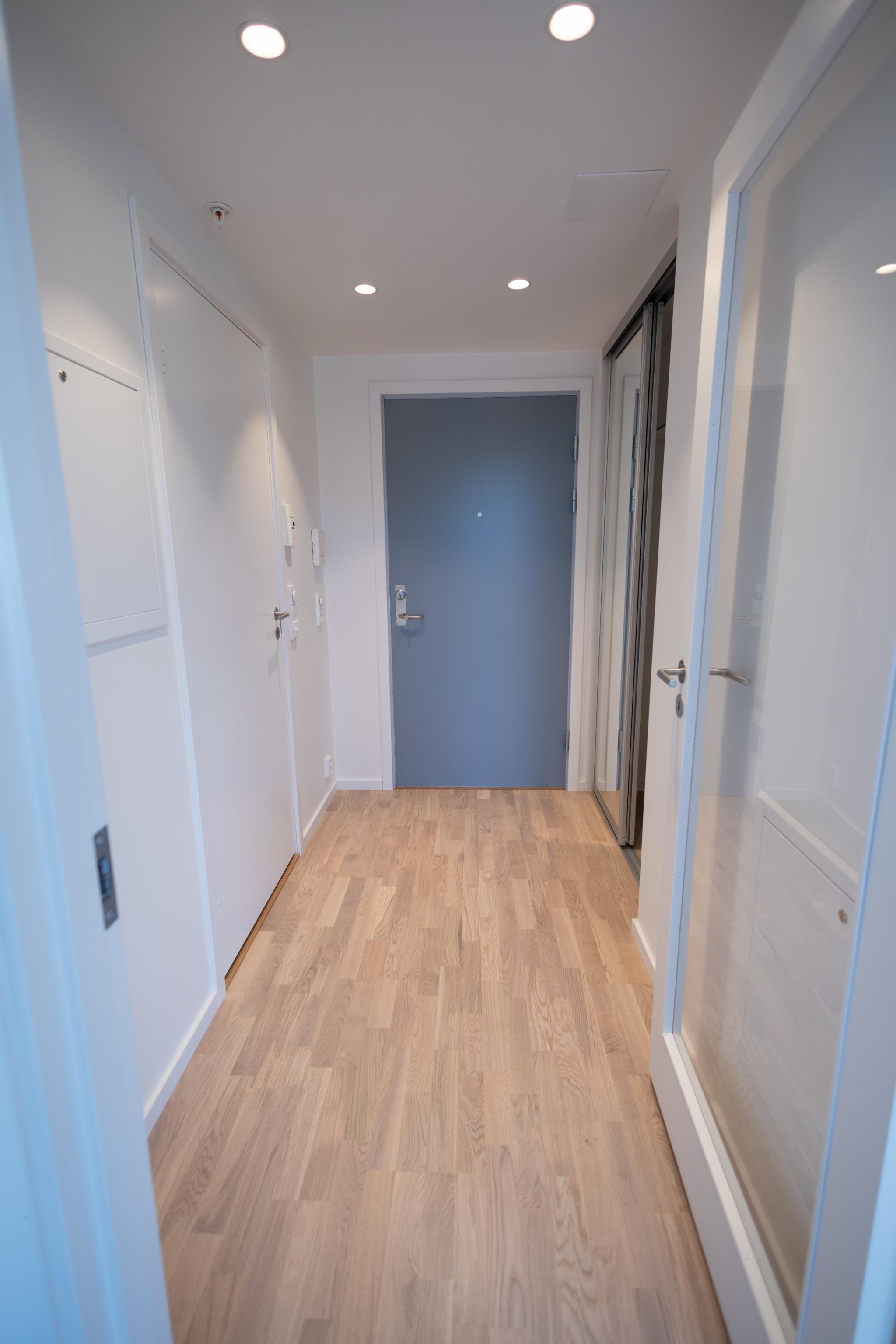 Gang med skyvedørsgarderobe