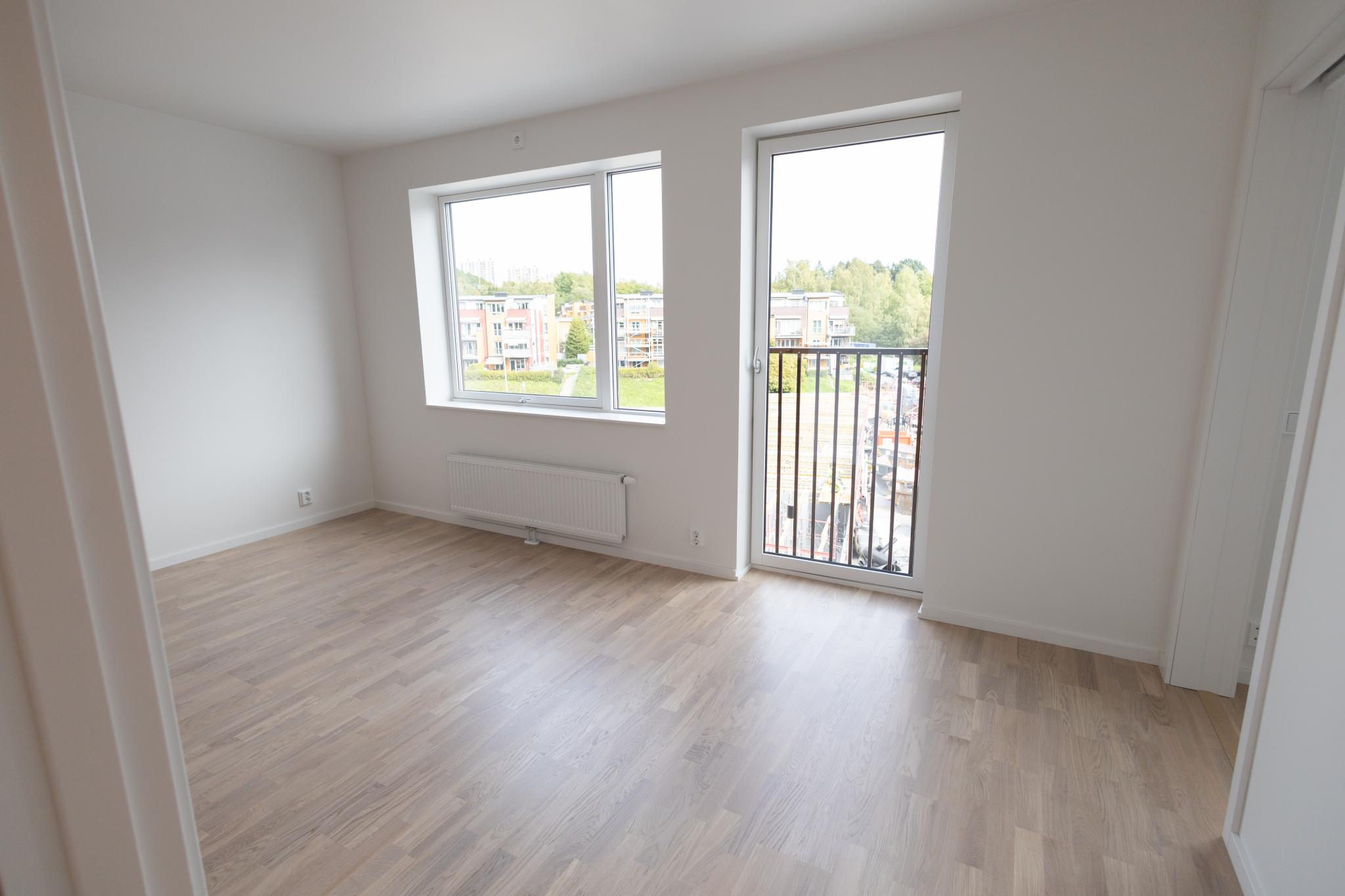 Stue med fransk balkong (Merk: Det ble bygd boliger i forkant av bygget etter bildet ble tatt)