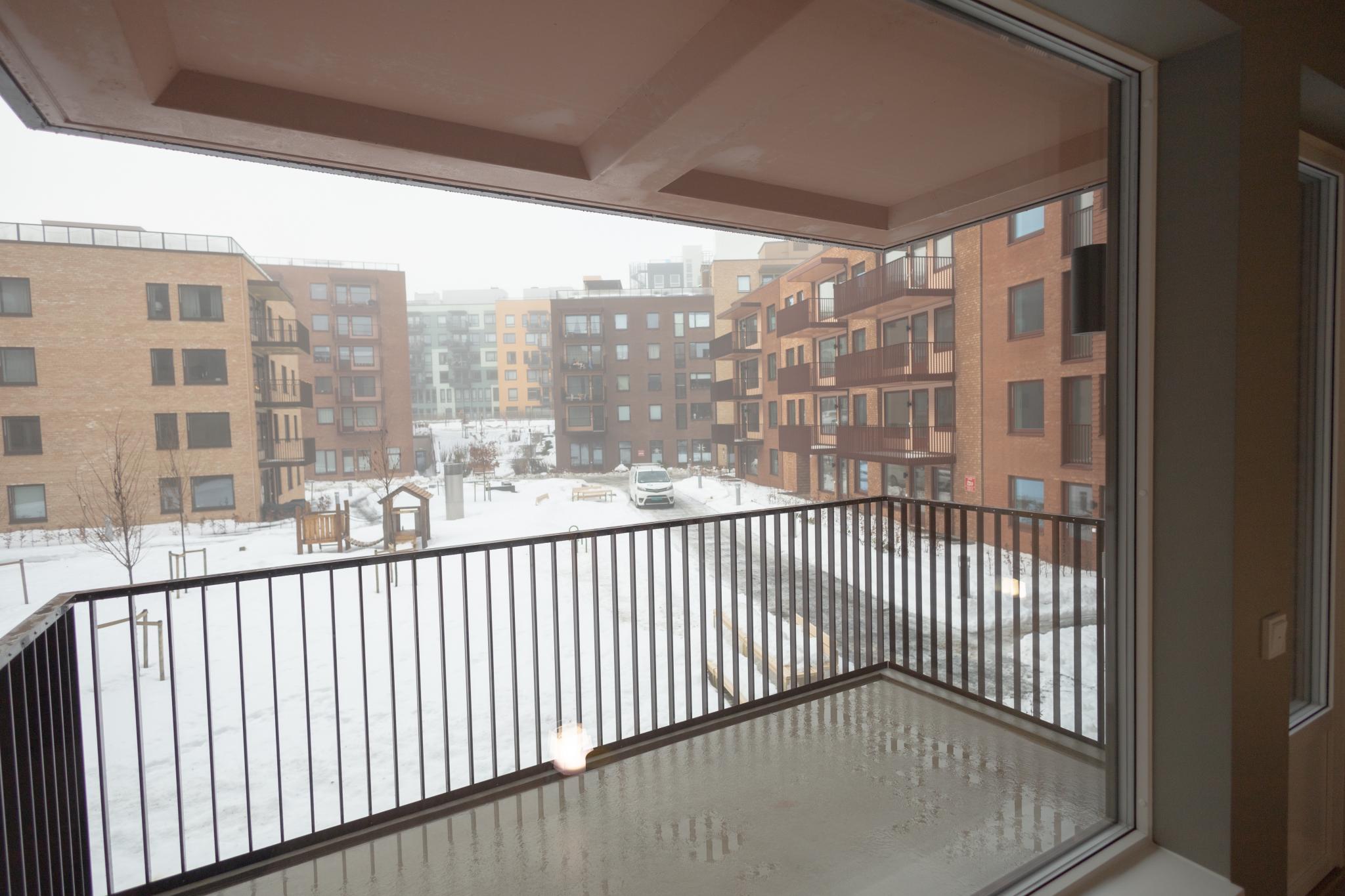 Stuen og balkongen har fin utsikt til fellesområdet til sameiet