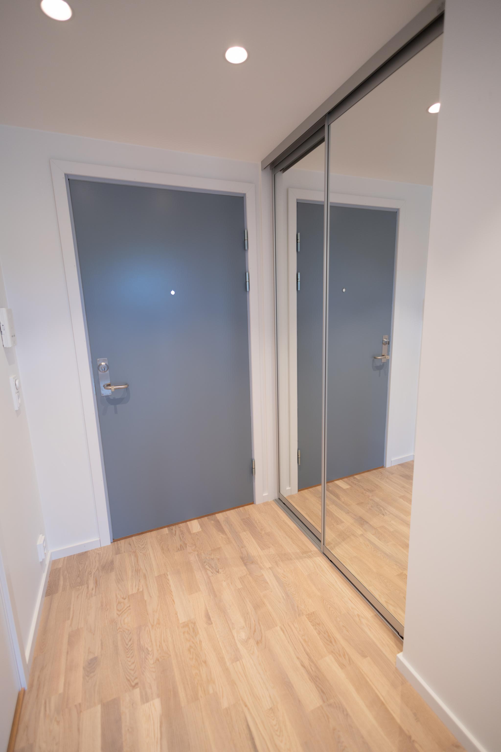 Gang med skyvedørsgarderobe