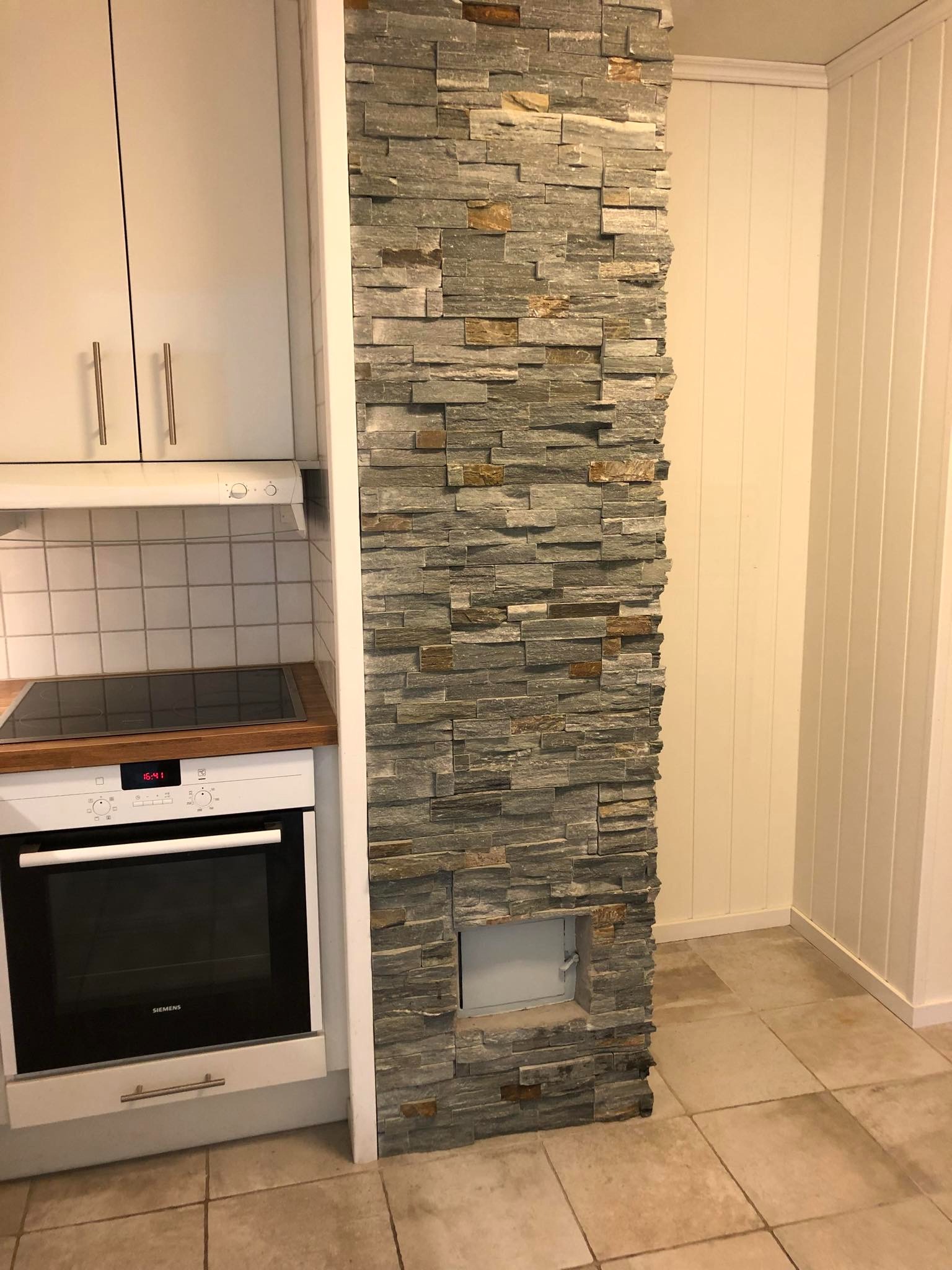 Fra kjøkken - plass til kjøleskap ved siden av pipe