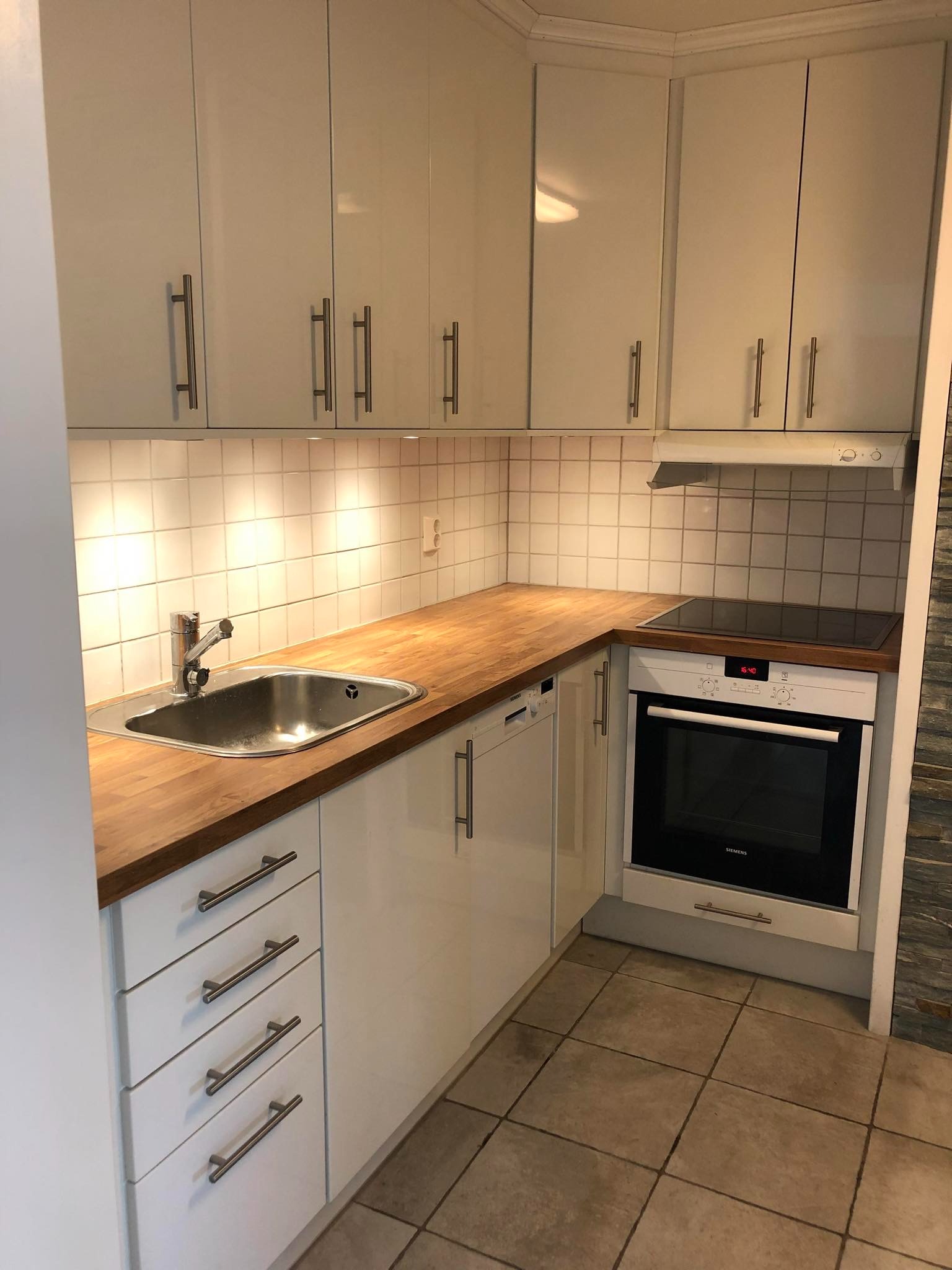 Fra kjøkken: koketopp, komfyr og oppvaskmaskin medfølger. Flislagt gulv med varmekabler