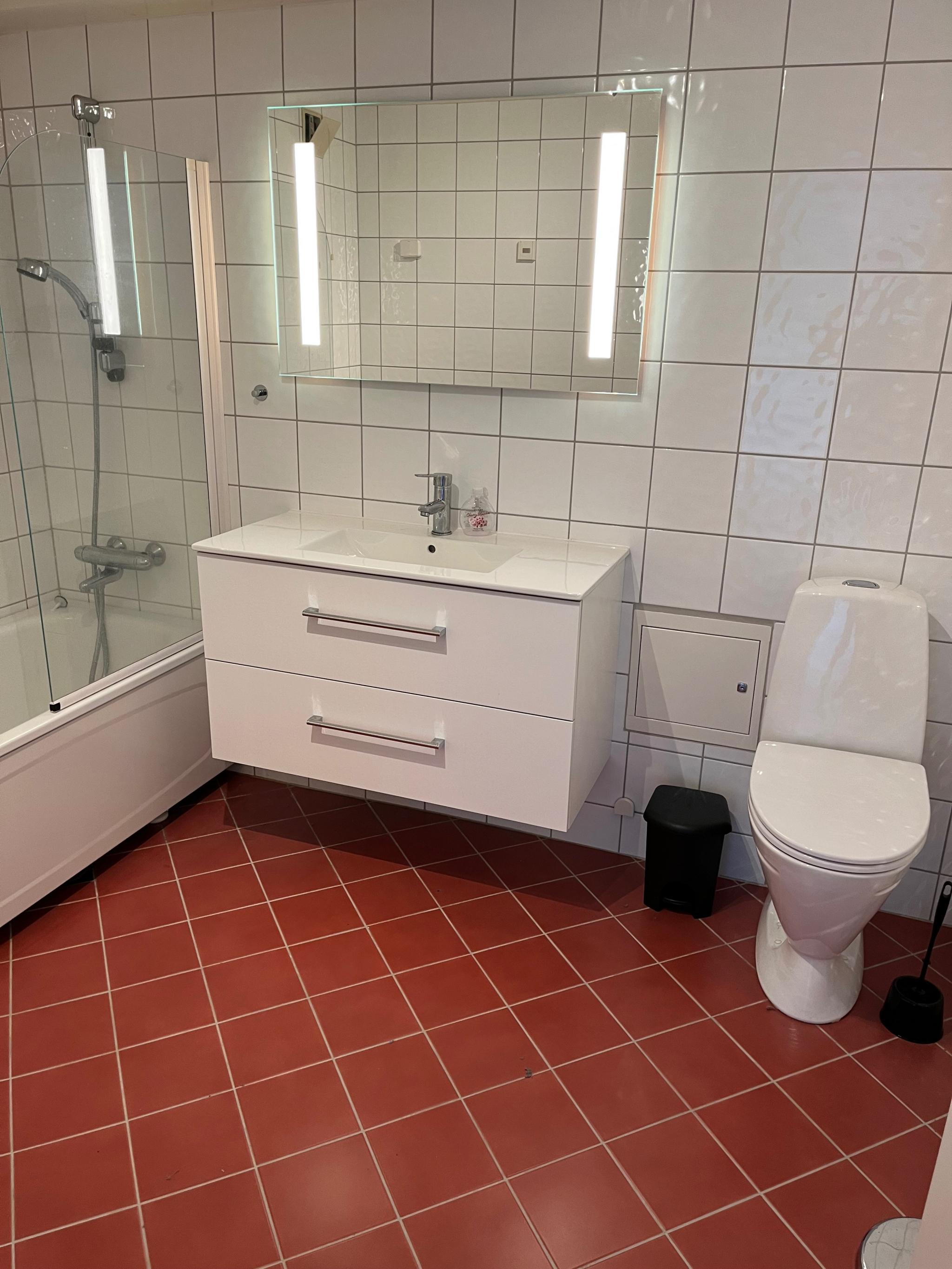 Bad:  Badekar og plass fôr vaskemaskin/tørketrommel 