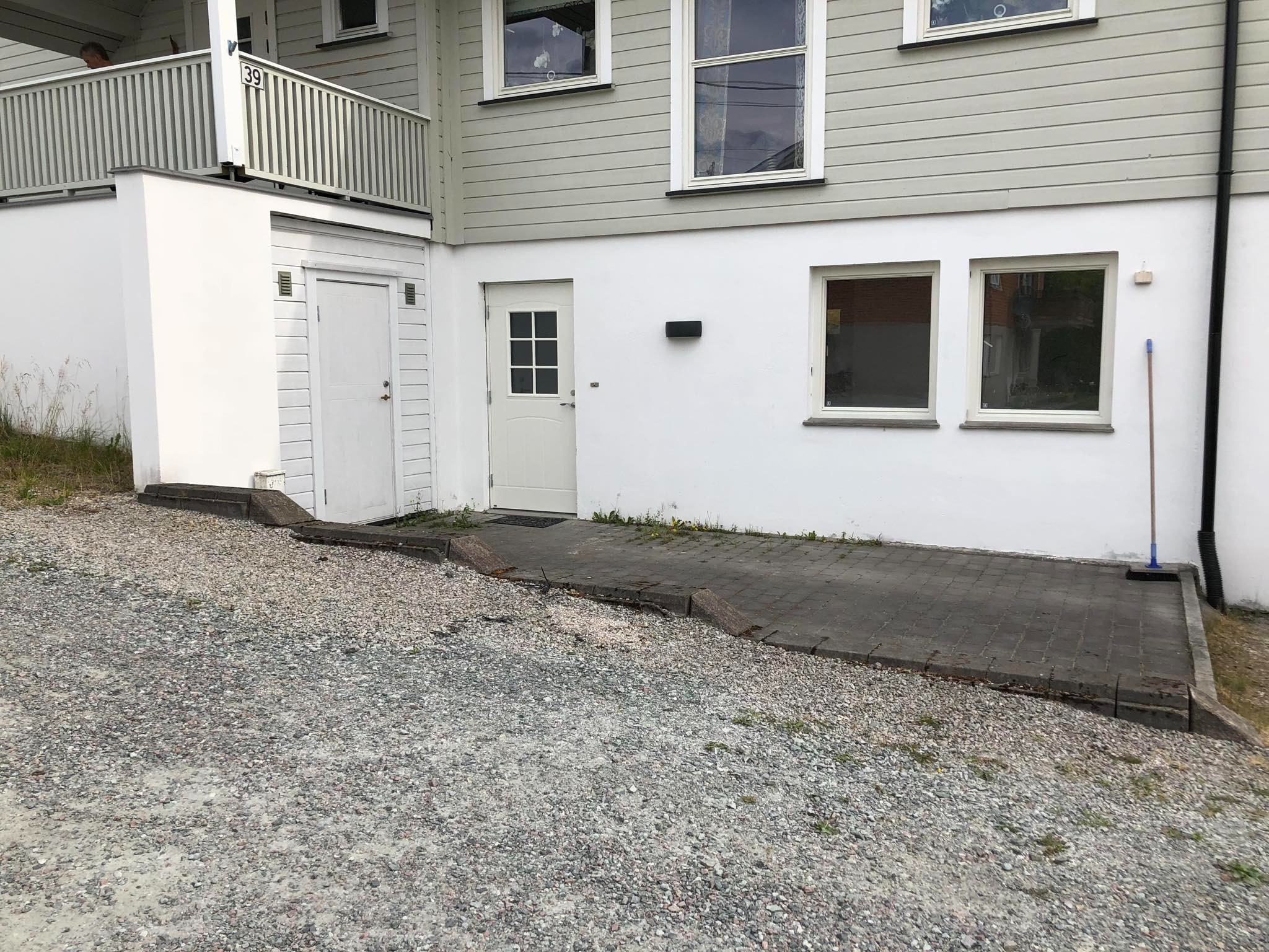 Inngang til leiligheten med uteplass
