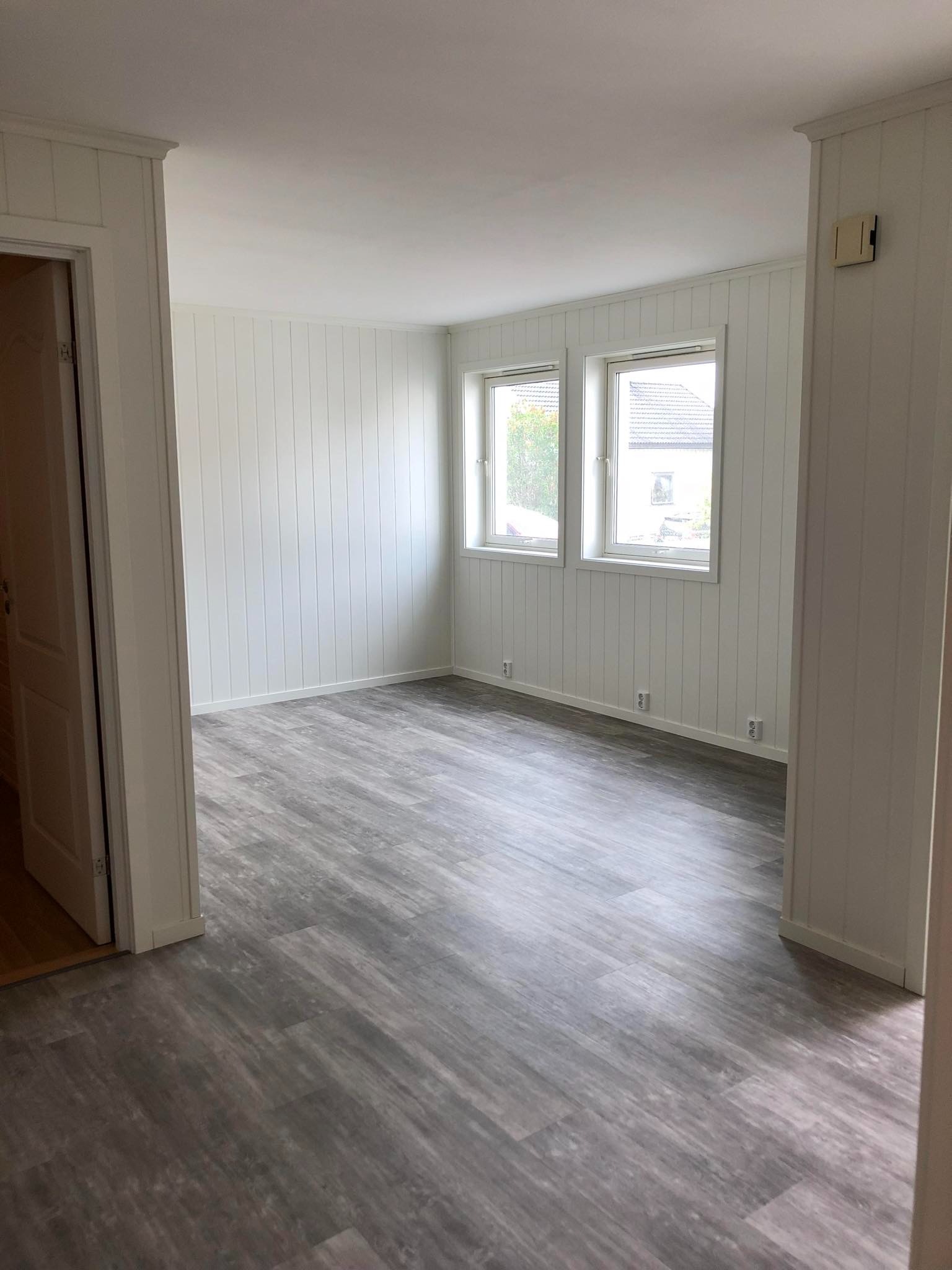 Stue: klikkvinyl på gulv og varmekabler