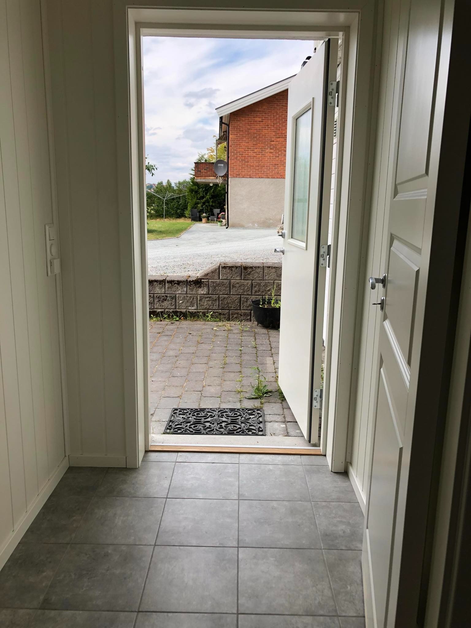 Fra inngangsparti til leiligheten. Flislagt gulv med varmekabler