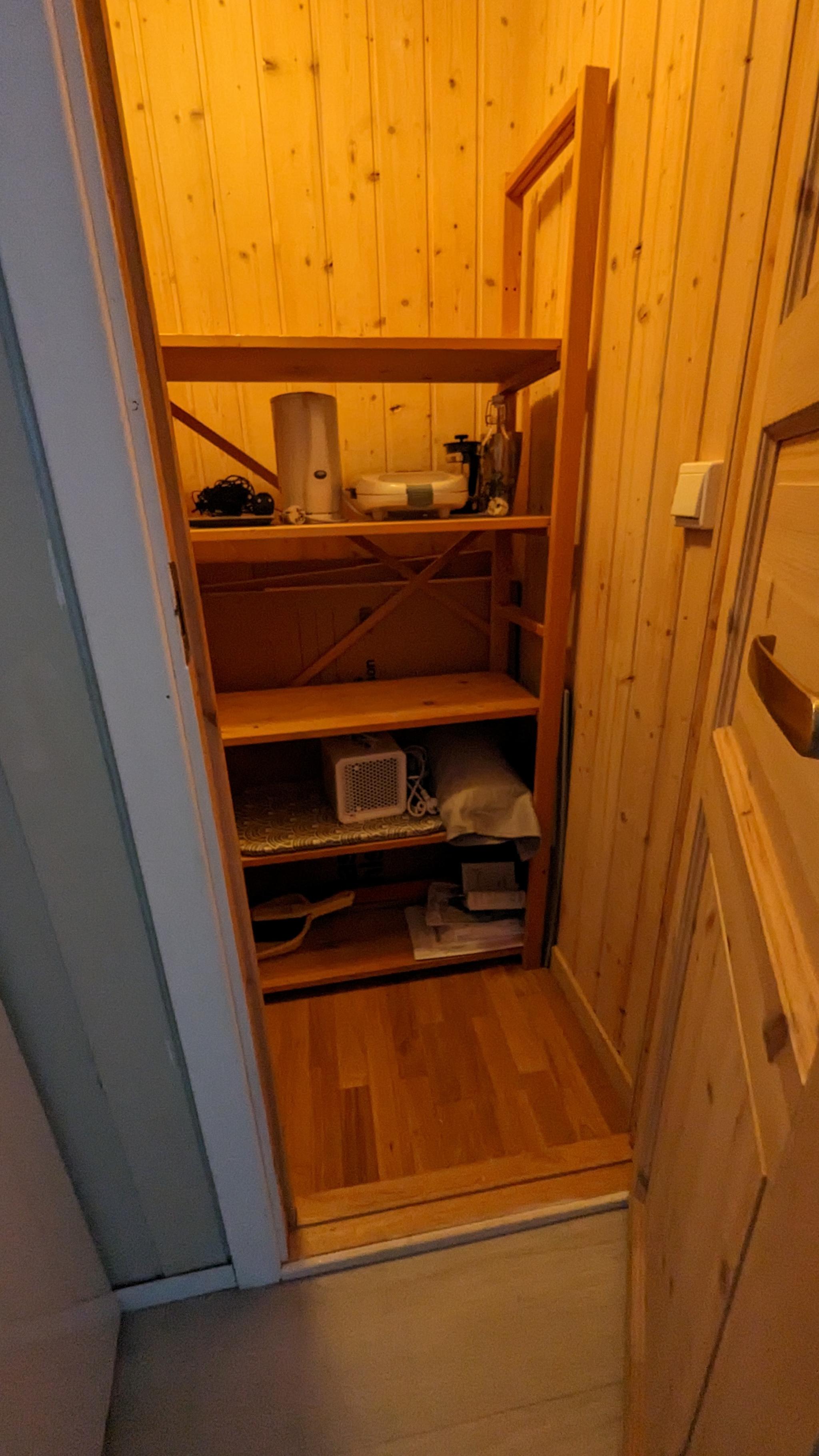 bord ved siden av kjøkken