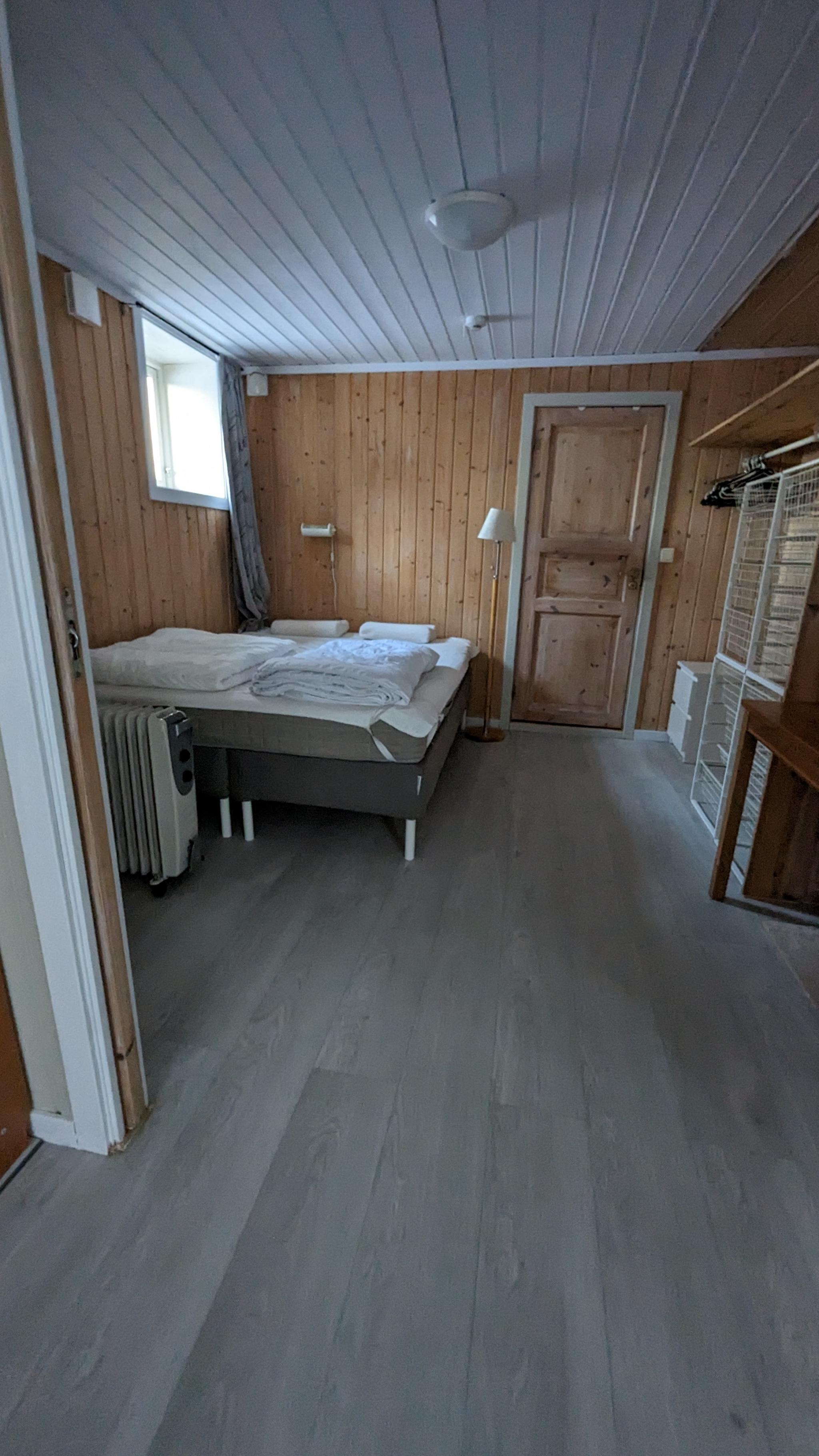 soverom sett fra stue. Det er skive dør mellom stua og soverom