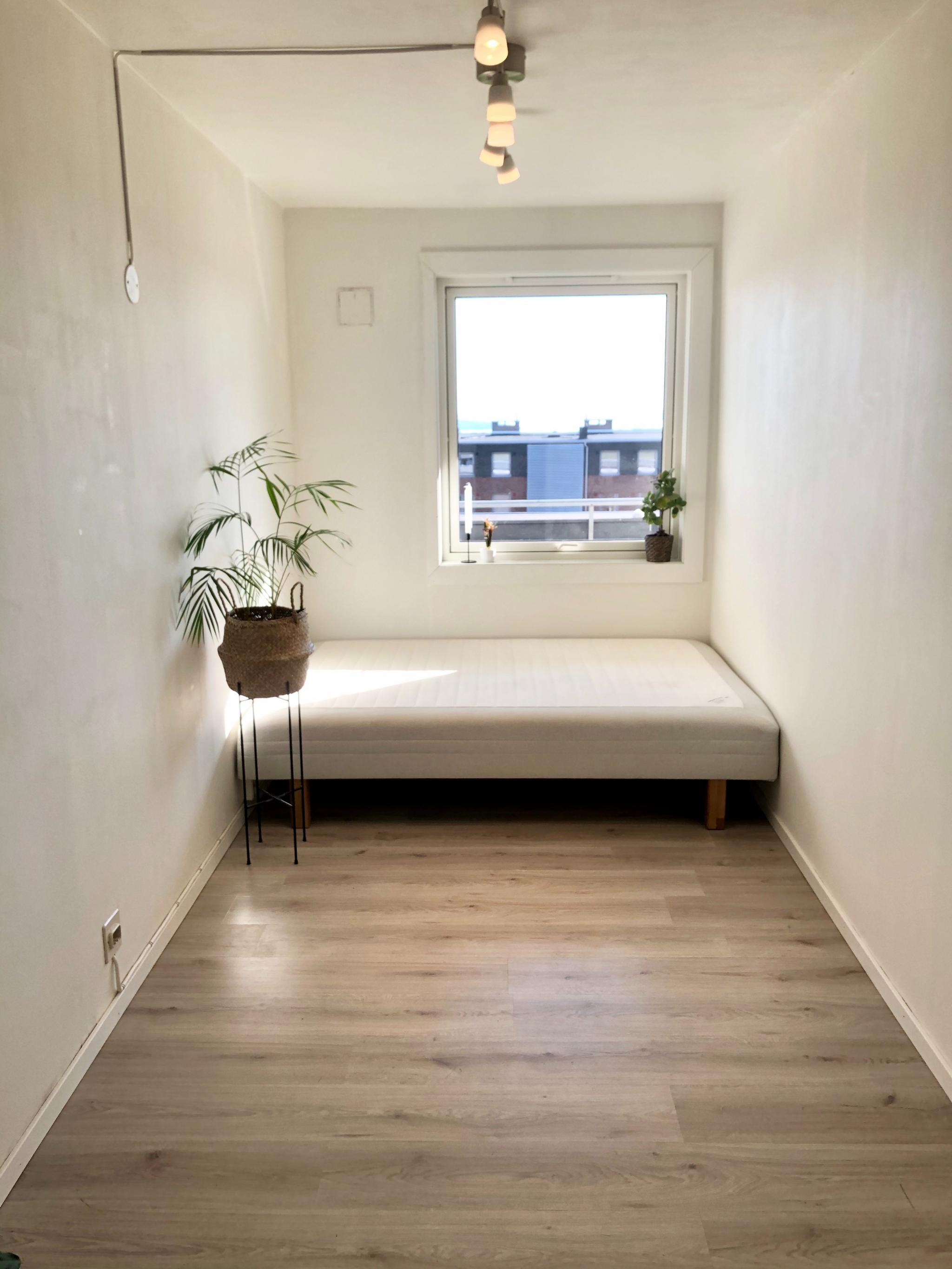 Soverom 1 (har også skap og kommode nå)