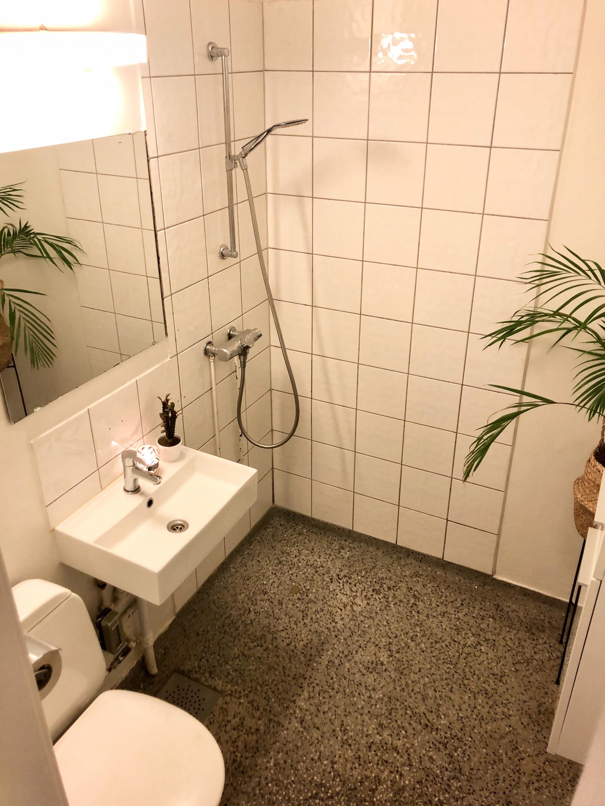 Bad har fått dusjkabinett, skap under vask og og vaskemaskin. Se neste bilde.