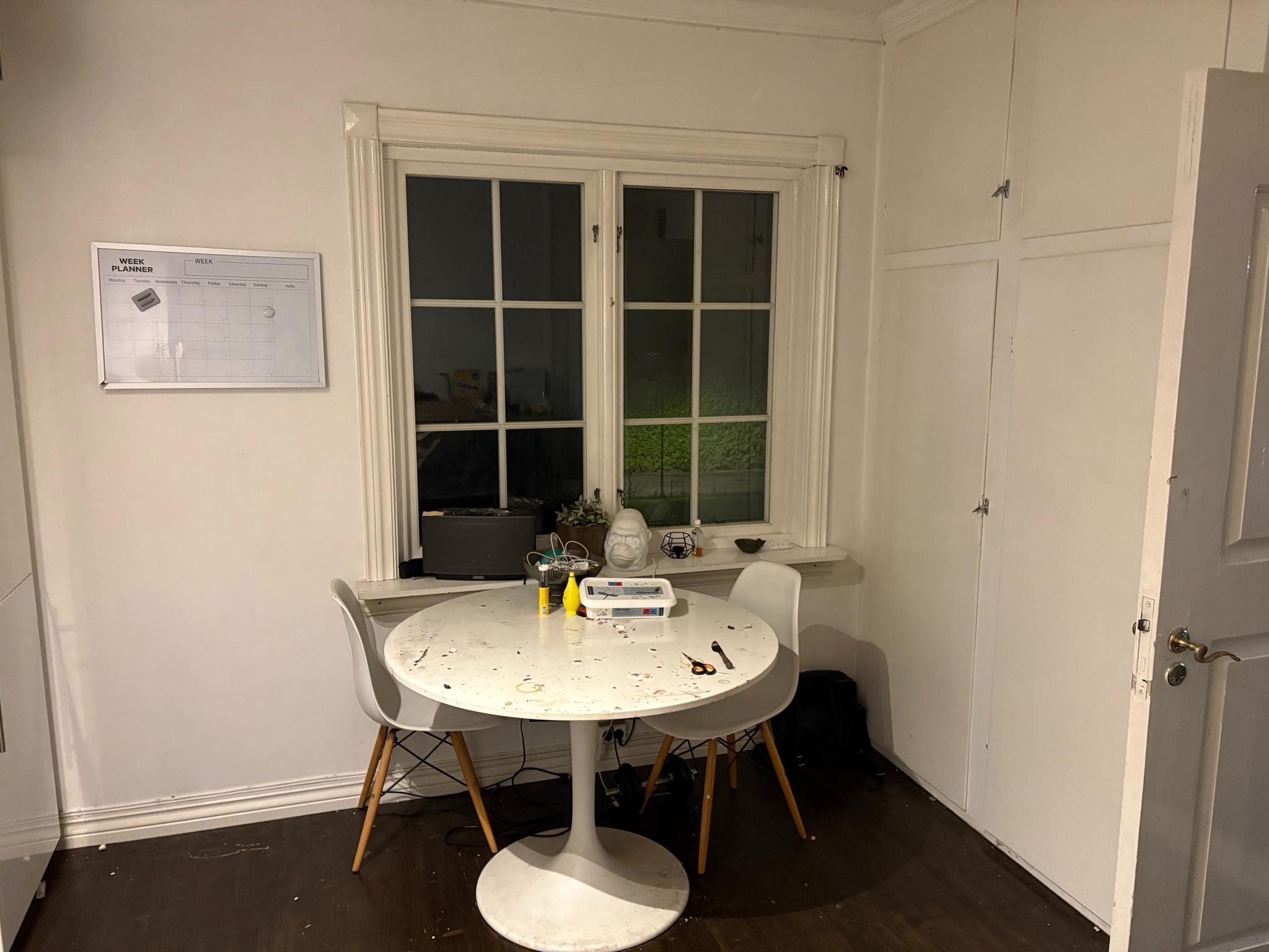 Her konsumeres kveldsmat og frokost med en fin utsikt over gata :) 