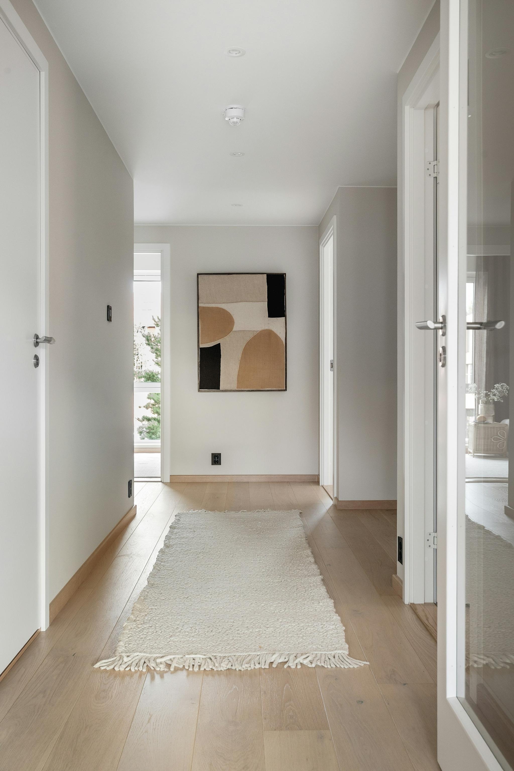 Romslig gang som knytter leiligheten sammen
