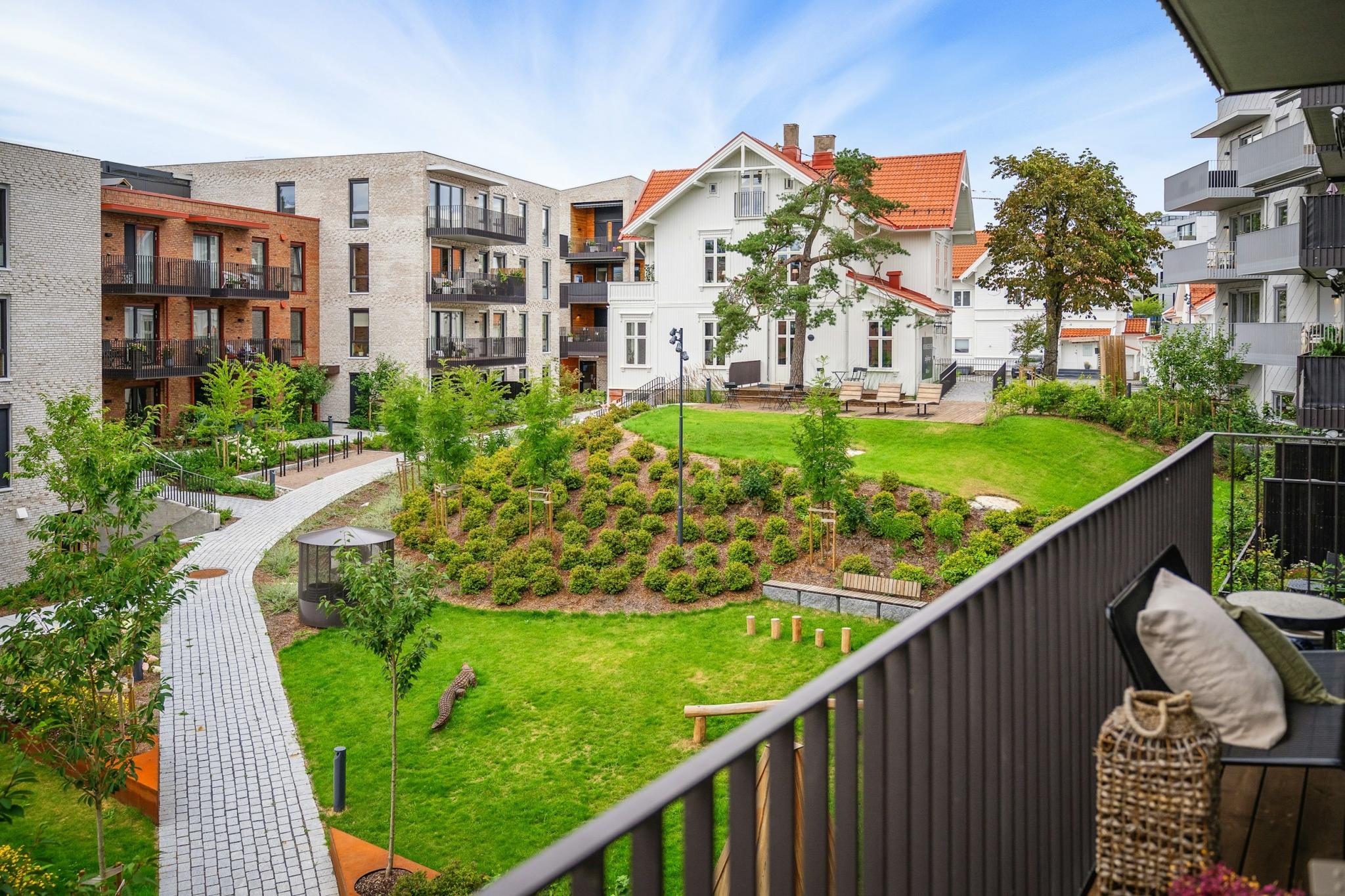 Hagevillaen er til felles bruk fo beboerne, men felles lounge og cateringkjøkken som kan bookes for private arrangementer