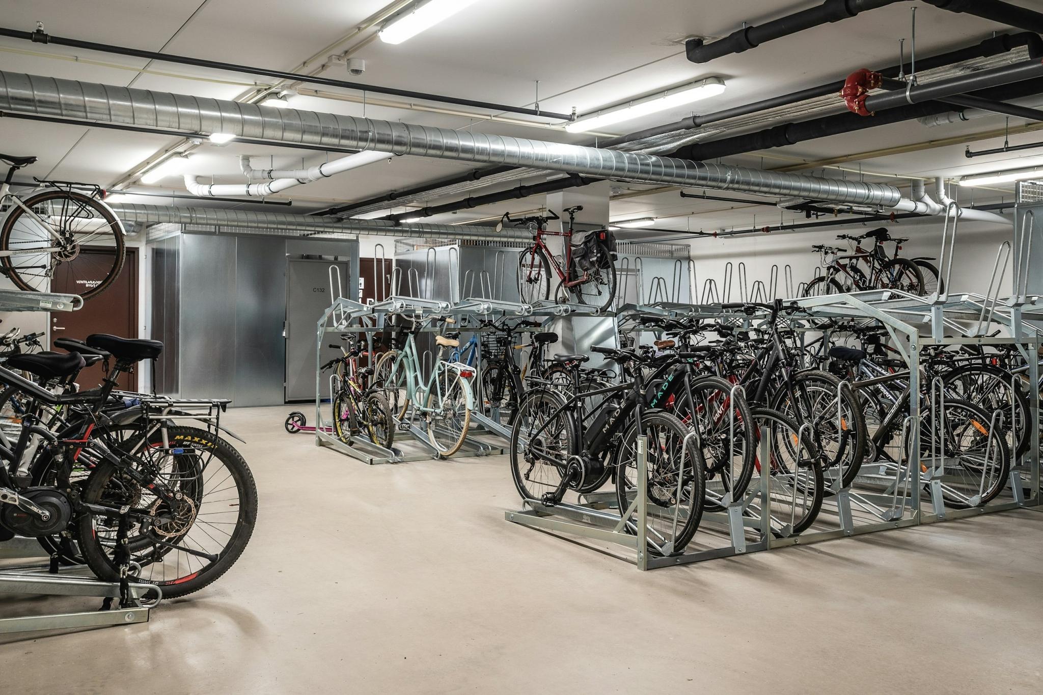 Sykkelparkering i 1. etg. under leiligheten