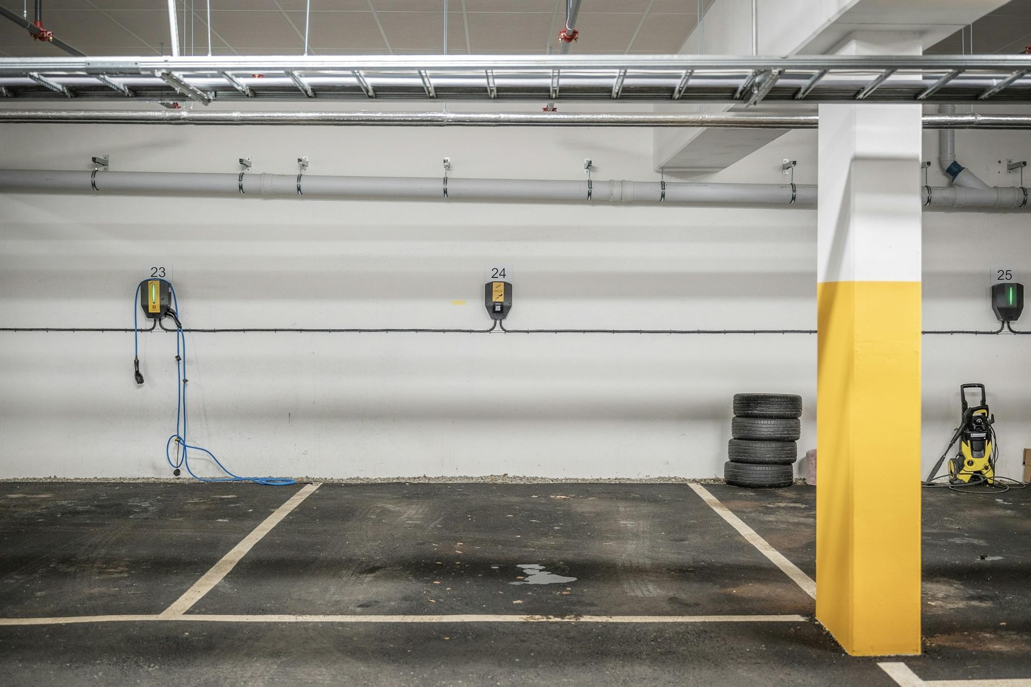 P-plass med 3m bredde kan leies etter behov for kr. 2 500 pr. mnd.