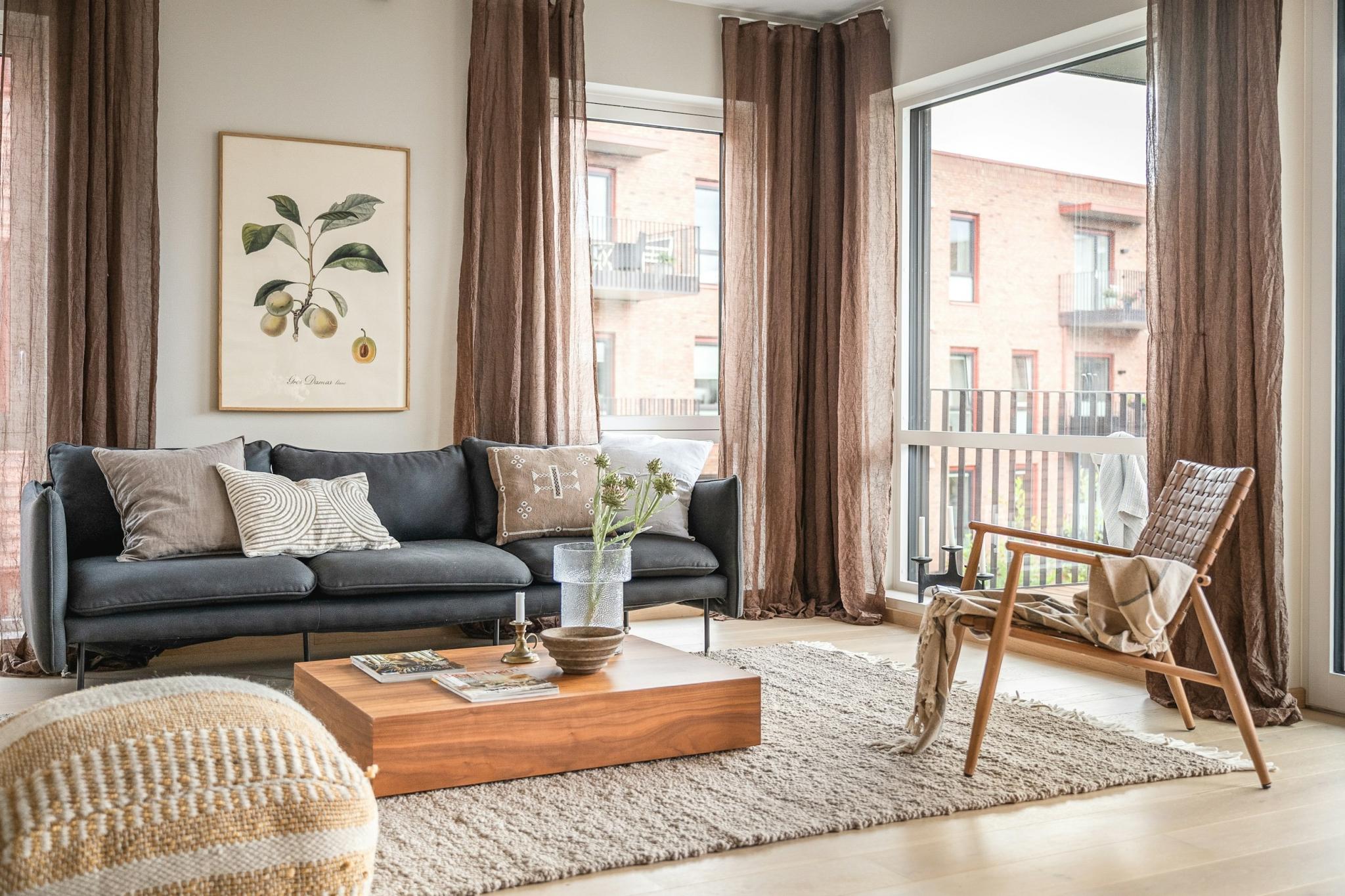 Romslig og luftig stue med automatstyrte screens mot syd og vest