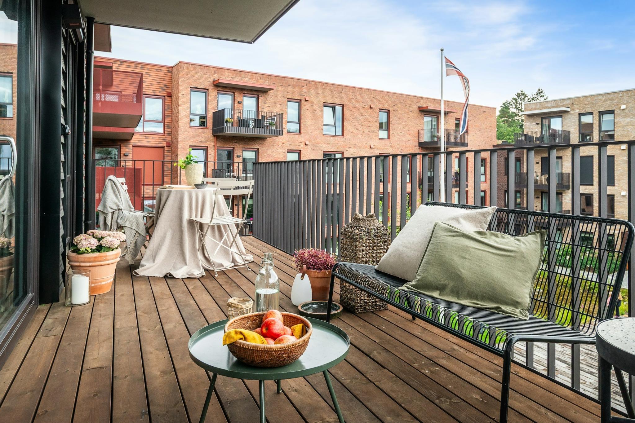 Romslig balkong bed god plass til utemøbler