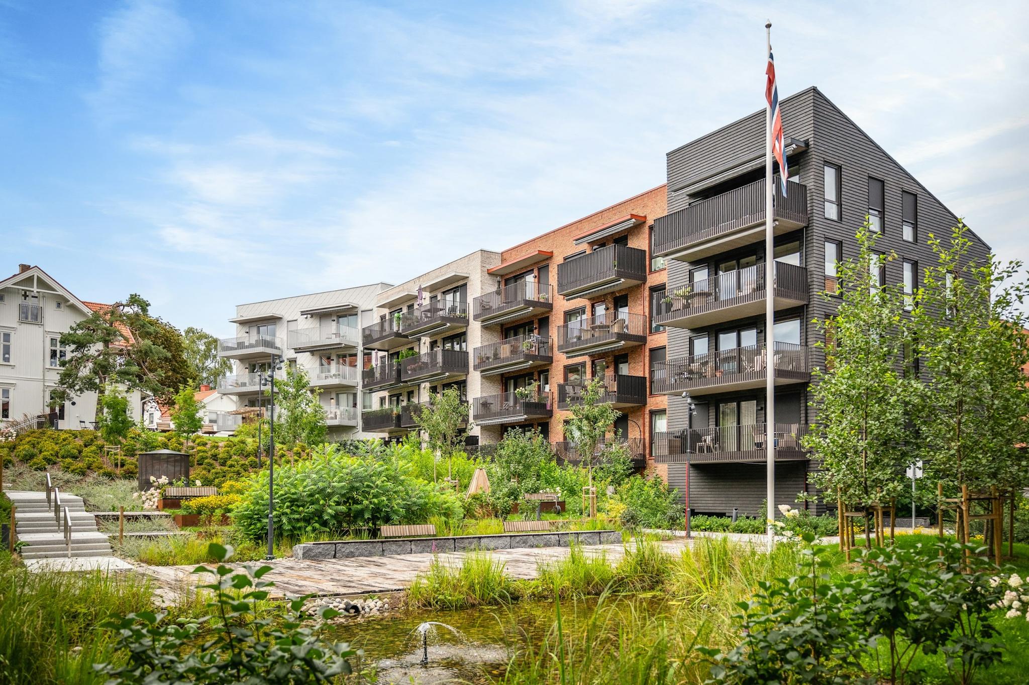 Leiligheten er i 3. etasje mot hagen (bak flaggstangen)