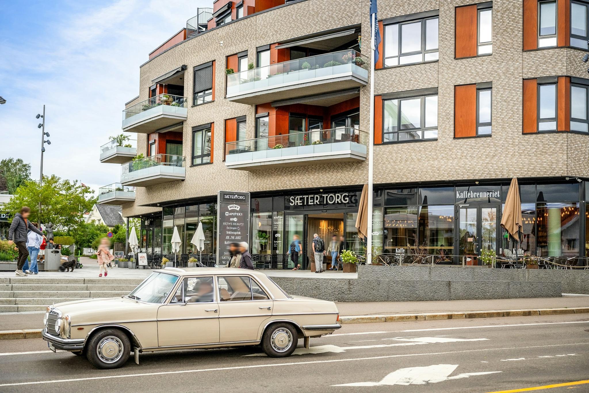 Sæter Torg med MENY og variert utvalg av butikkker og serveringssteder