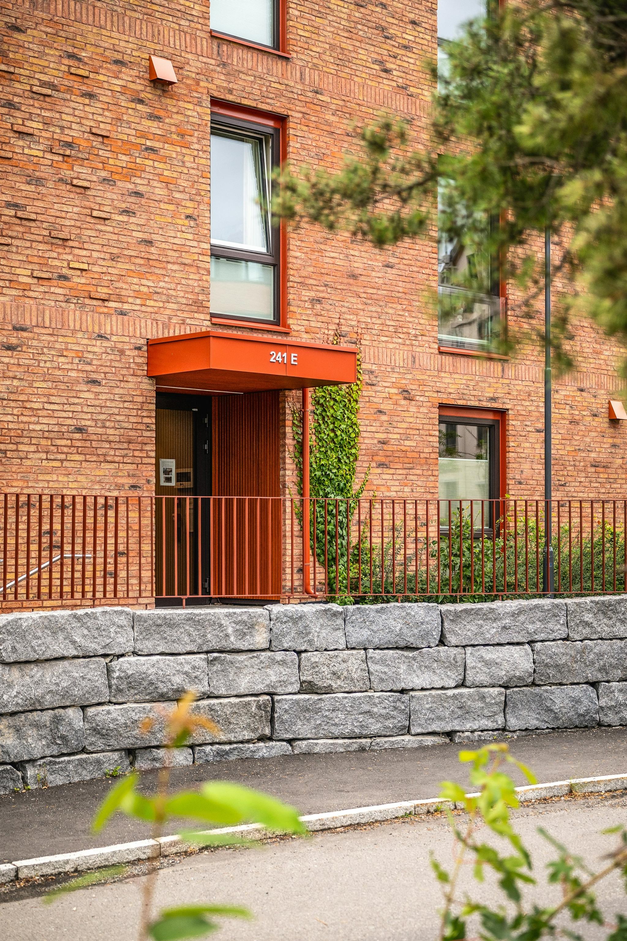 Inngangsparti mot Ekebergveien. Leiligheten er i 2. etasje.