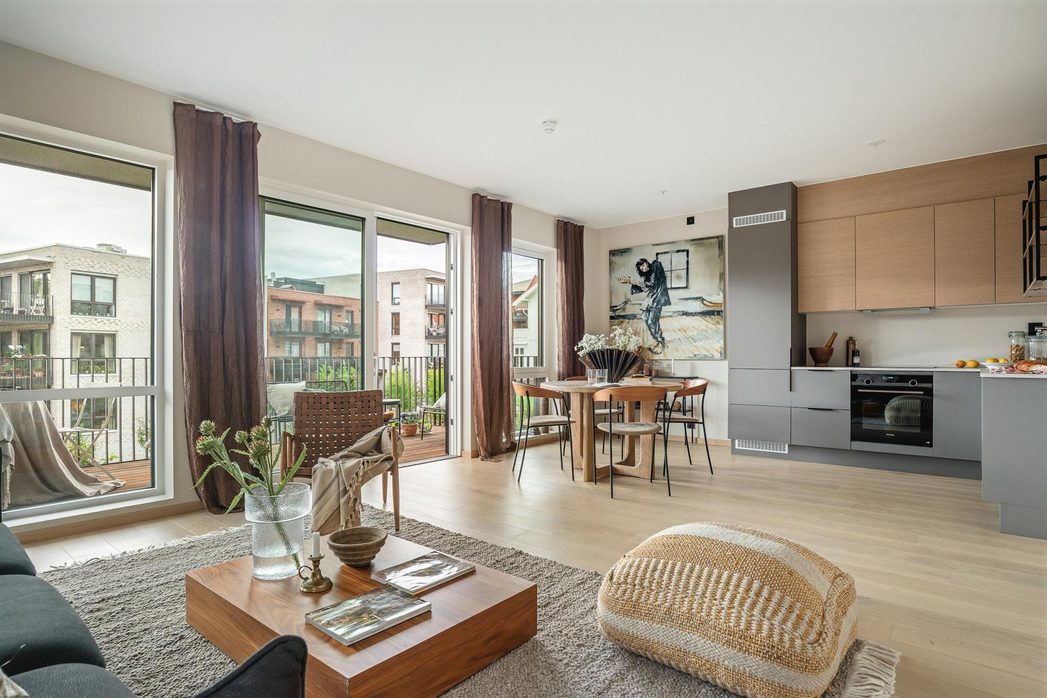 Åpen kjøkkenløsning mot spisestue/stue