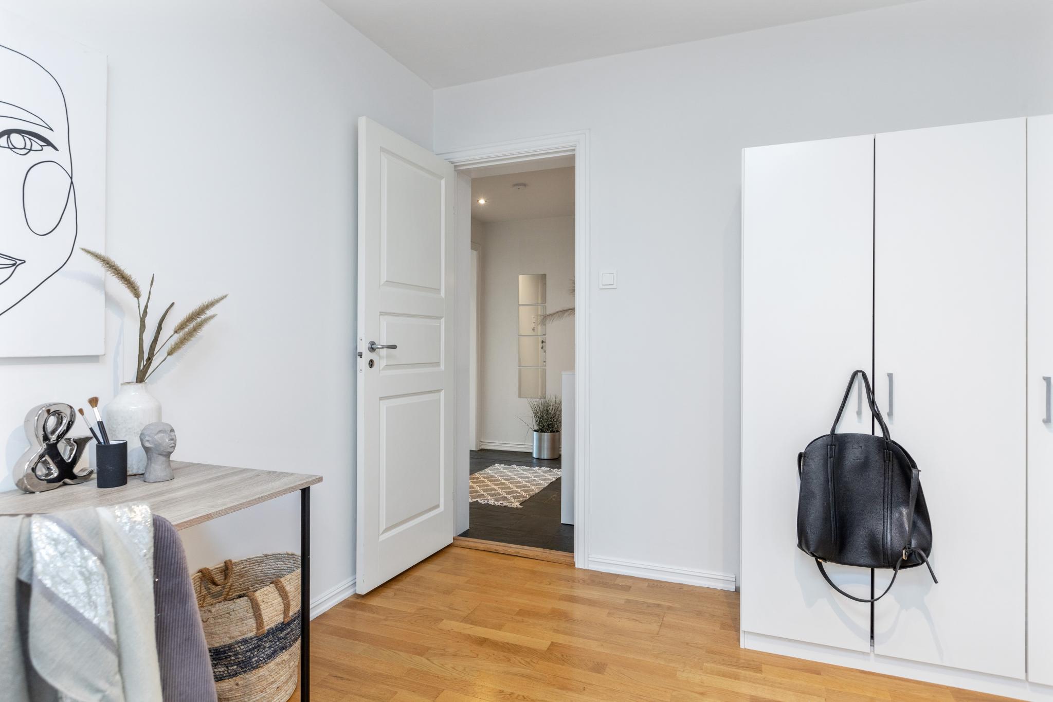 Hovedsoverom med garderobe og bord