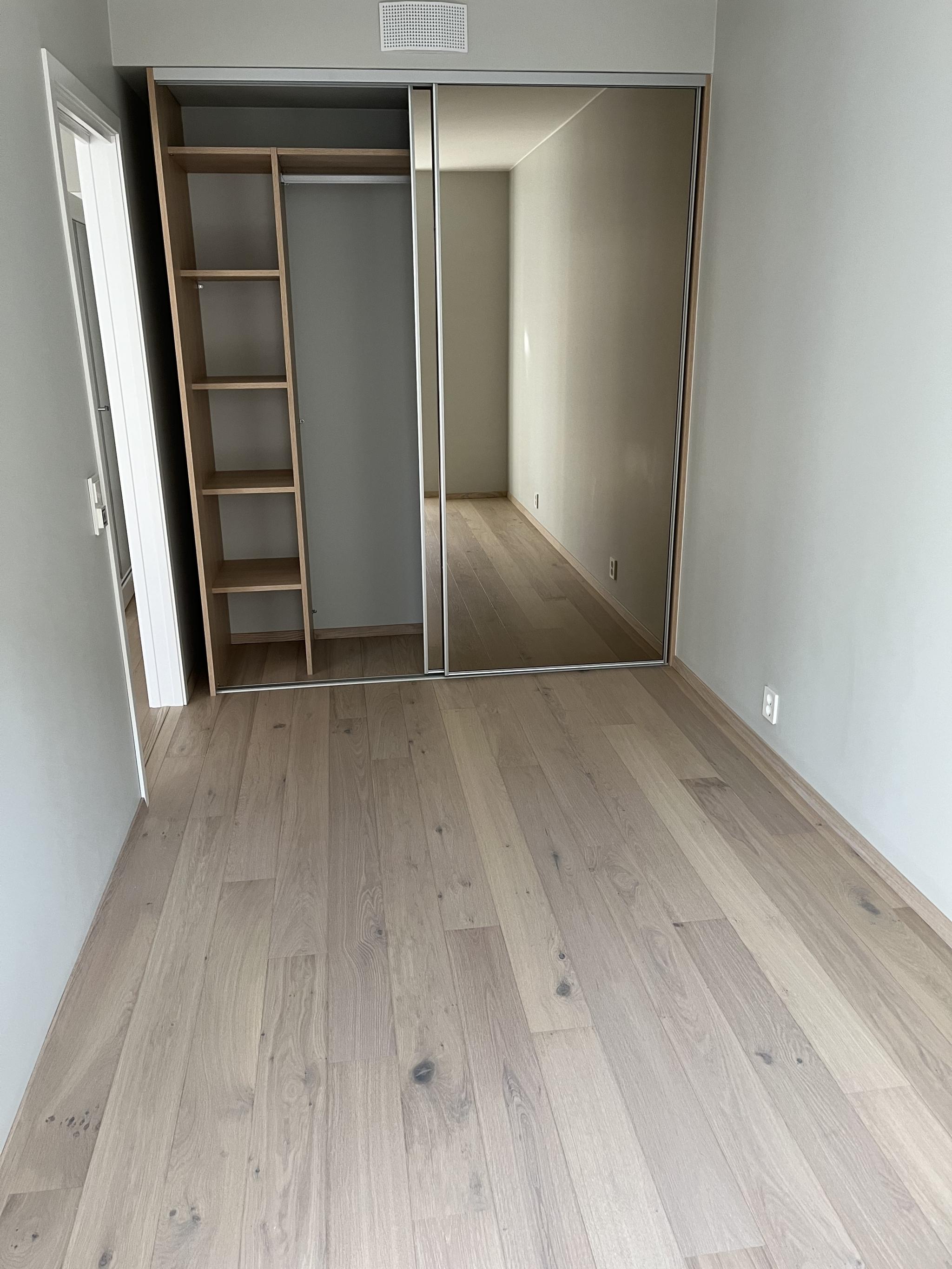 Soverom med garderobeskap