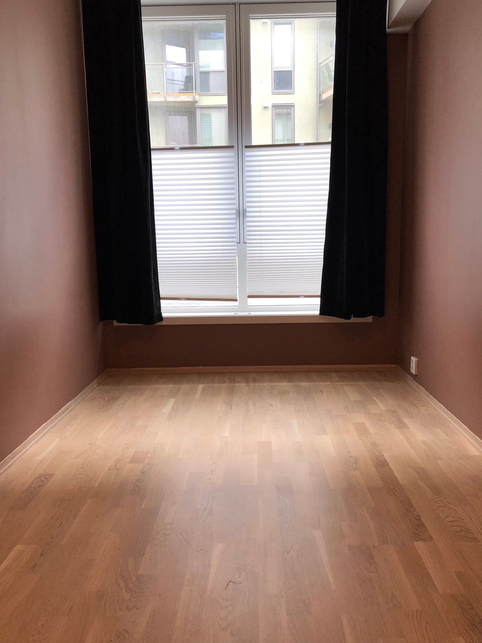 God plass til dobbelseng. Gardiner og skjerming følger med. 