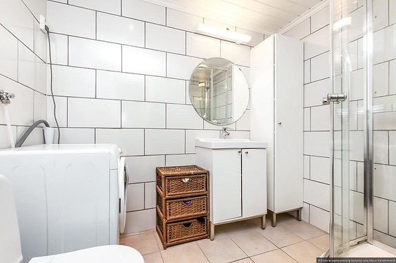 Baderom med gulvvarme. Ny dusj er montert etter bilde.