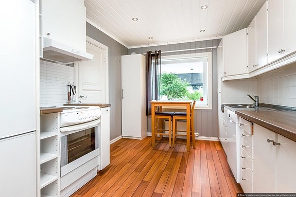 Kjøkken med hvitevarer.