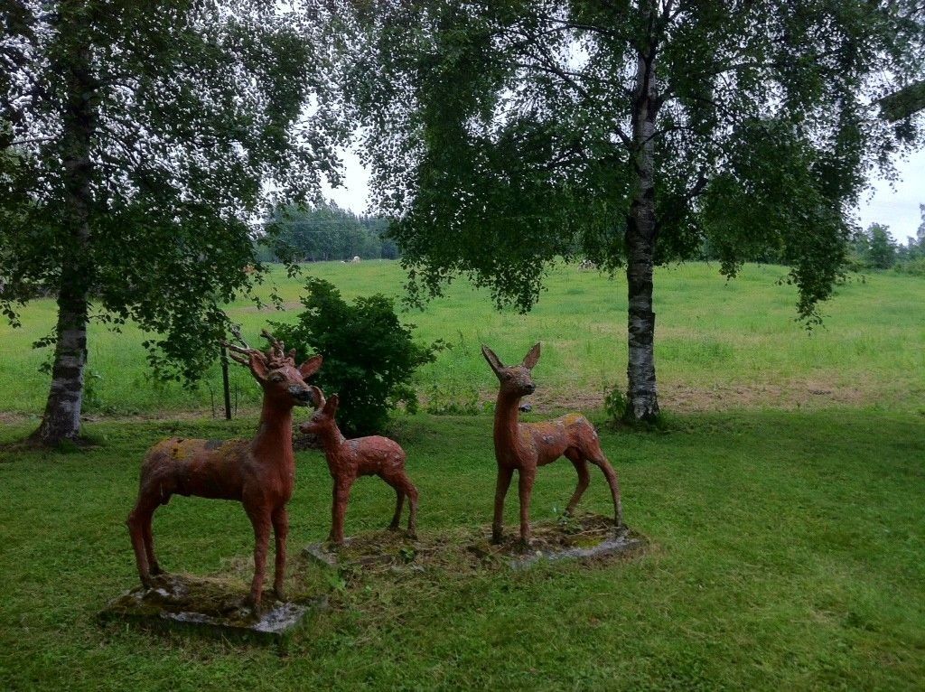 Flere statuer i hagen. her er en rådyrfamilie. 