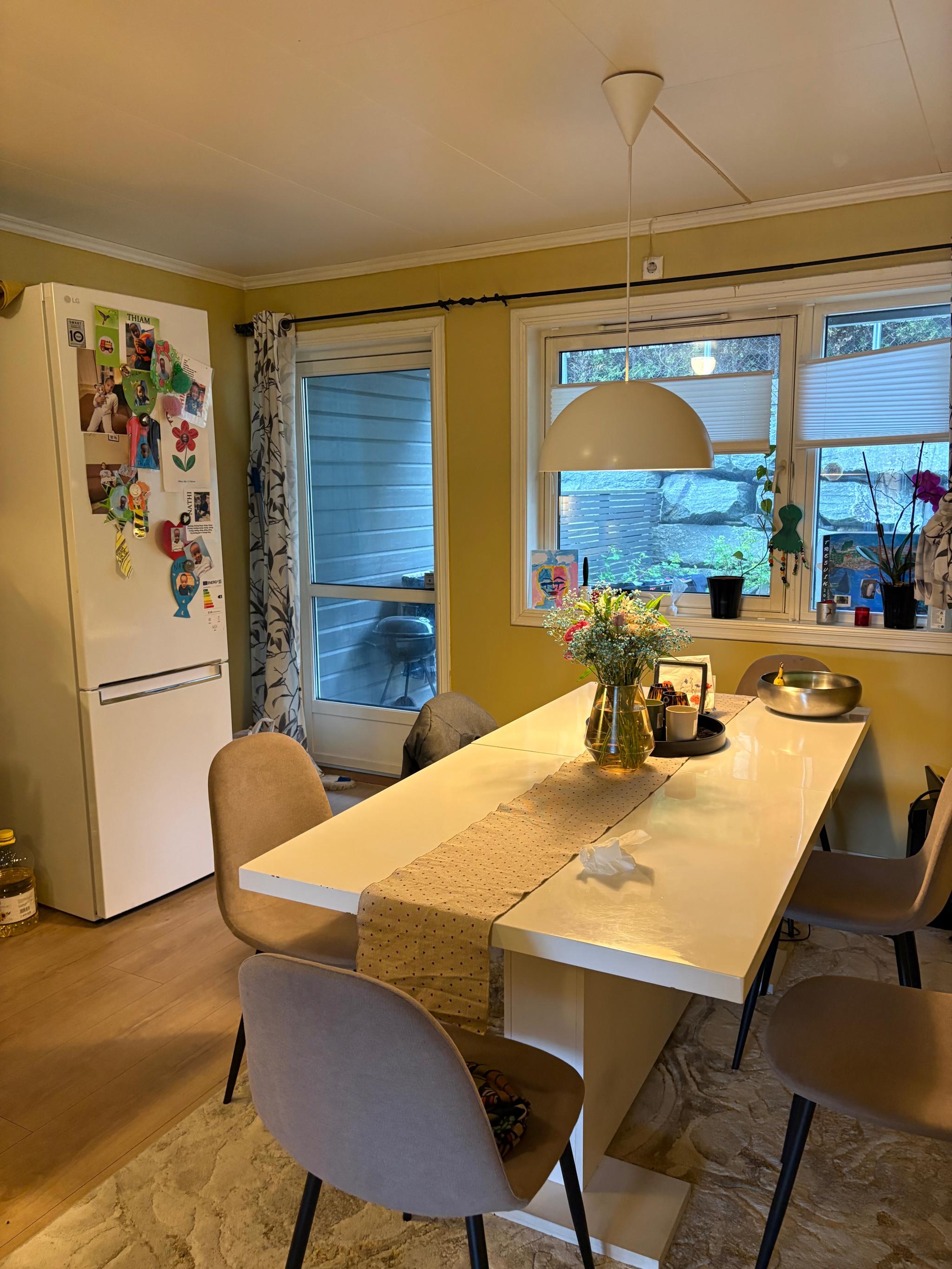 Kjøkken med utgang til terrasse på baksiden. 