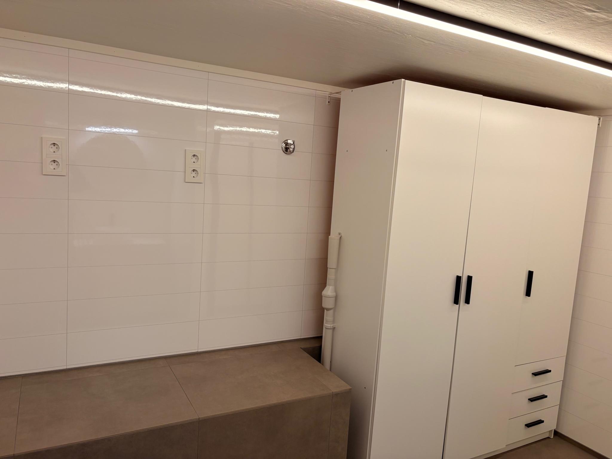 Garderobeskap på bad og god plass til vaskemaskin og tørketrommel