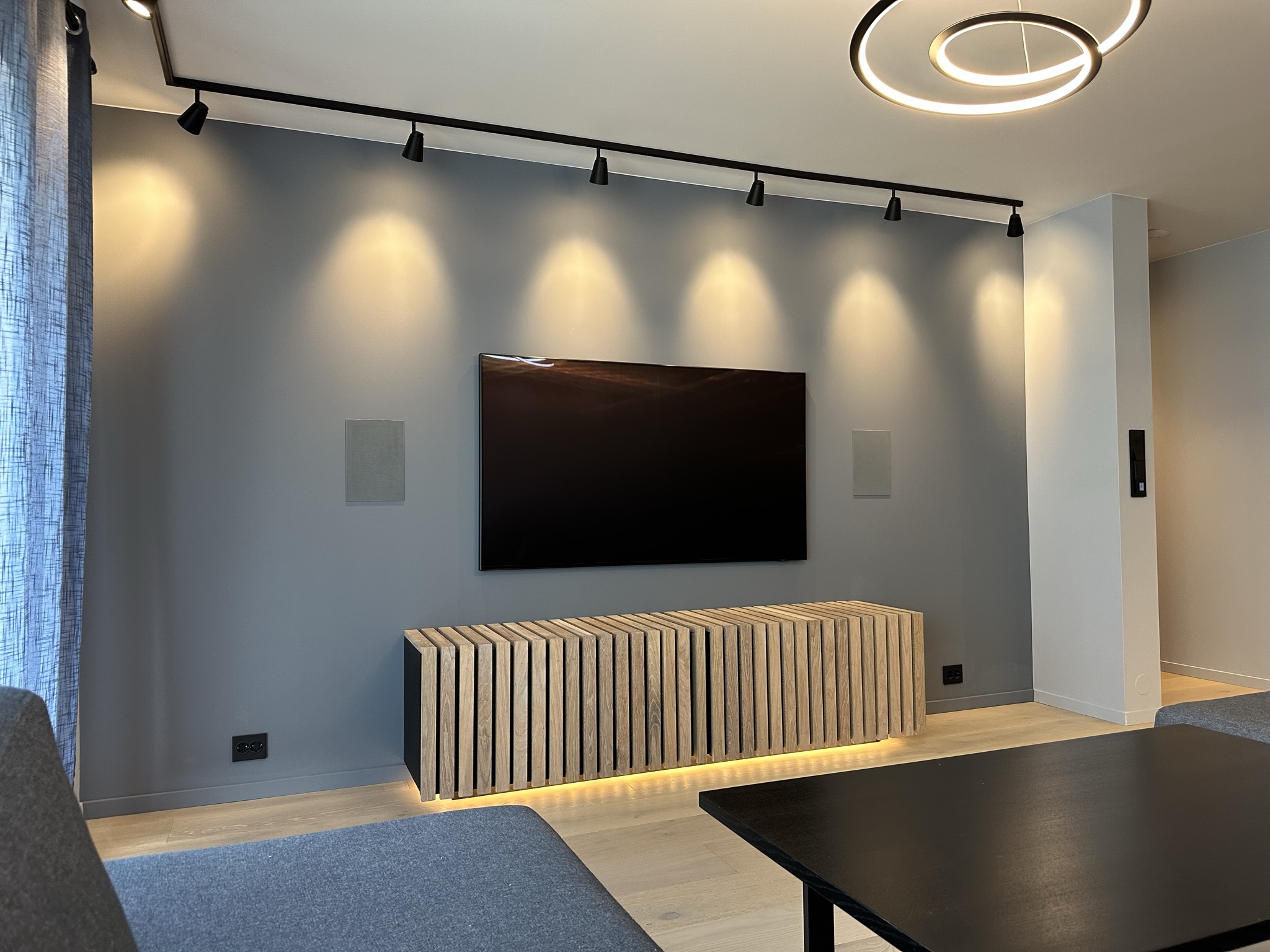 65-tommer 8K-TV i stua. Flaggskipet til Samsung når den var ny. 