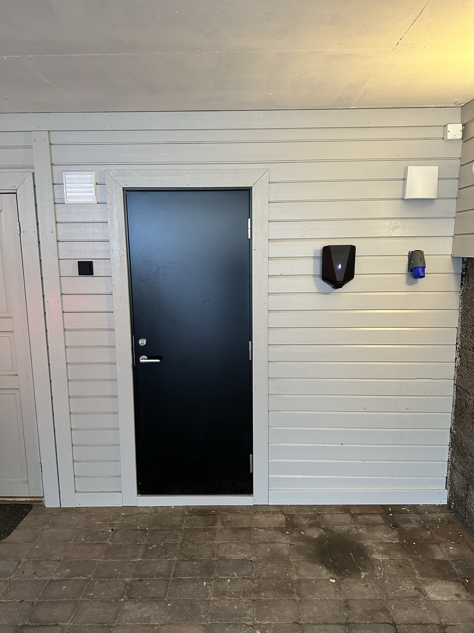 Carport: Dør til bod samt, elbilader i carport