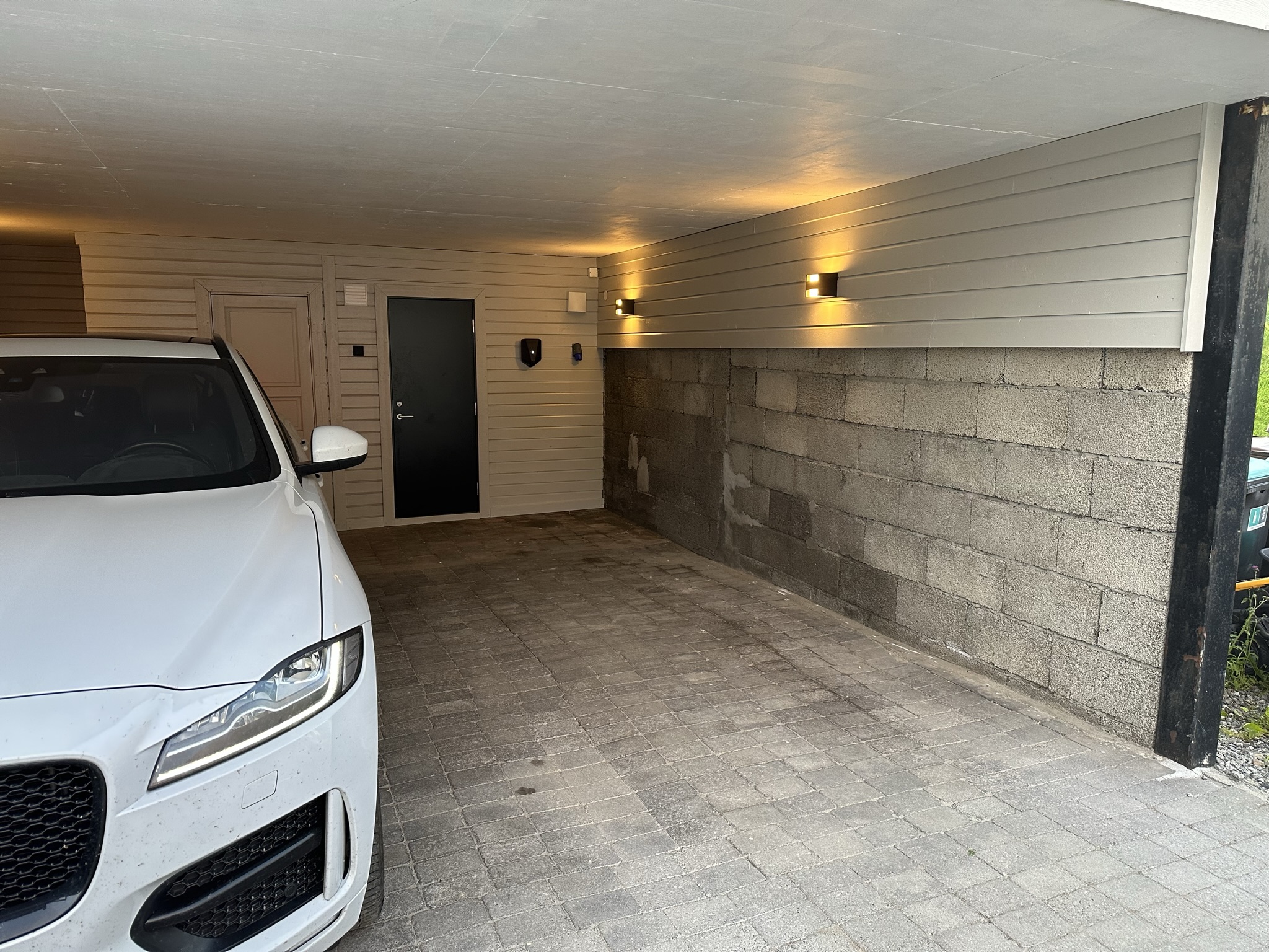 Carport: Denne plassen tilhører leiligheta, men er for øyeblikket leid ut til andre. Ved behov for parkering/lademulighet får du førsteprioritet på plassen.