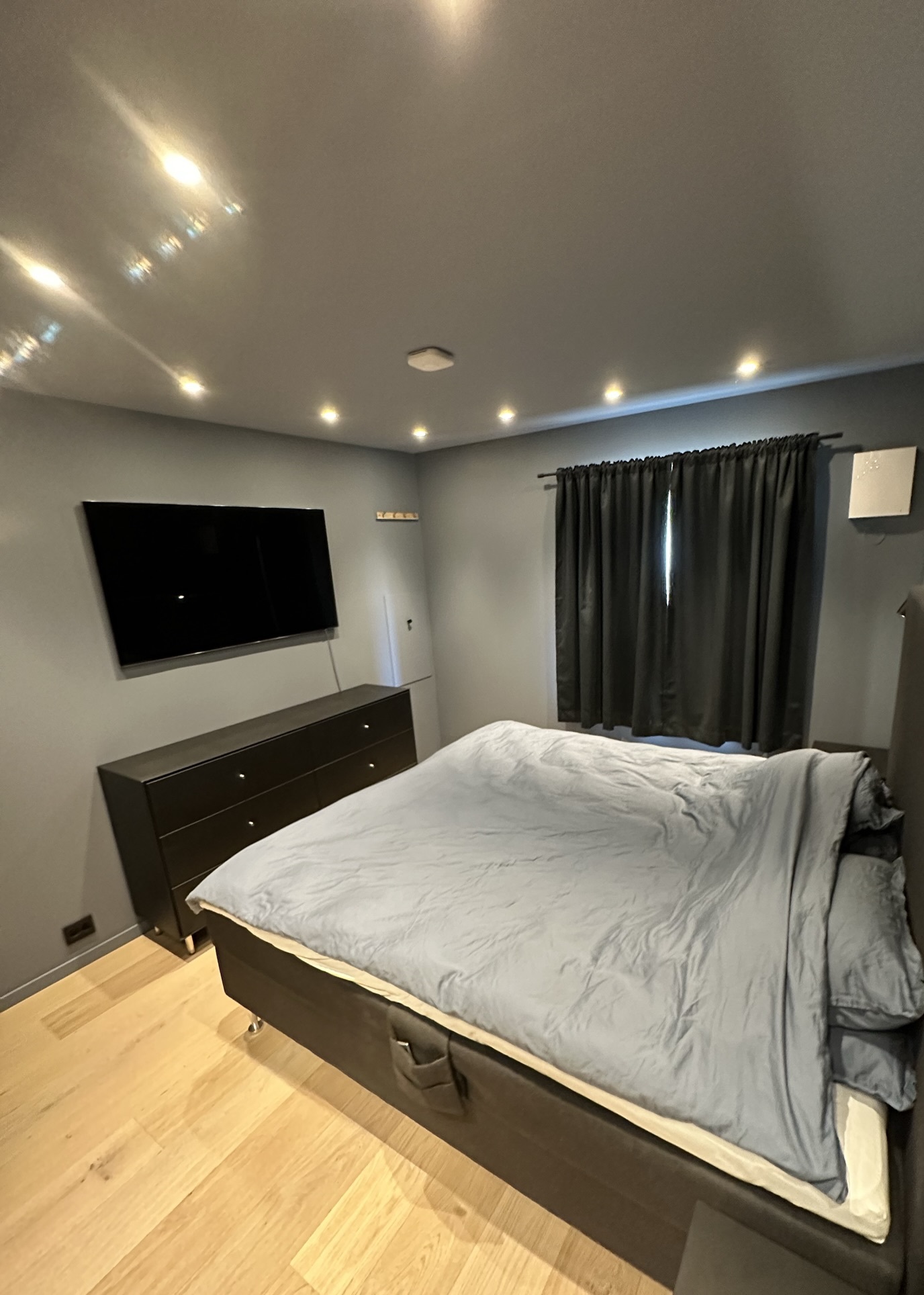 Soverom: 55-tommer 8K tv fra Samsung. 