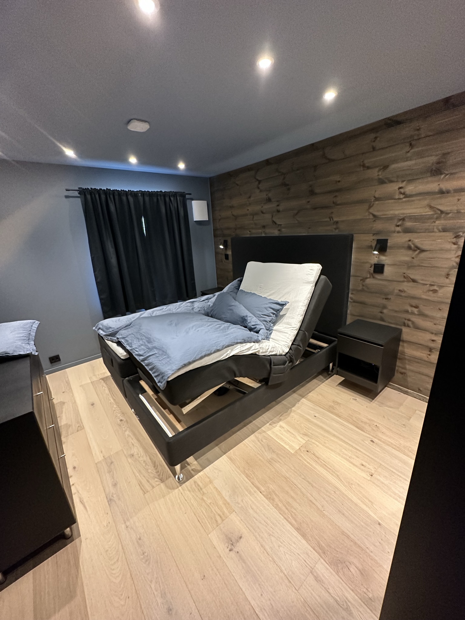 Soverom: Regulerbar seng justert på sitt høyeste både i fotende og i rygg. 